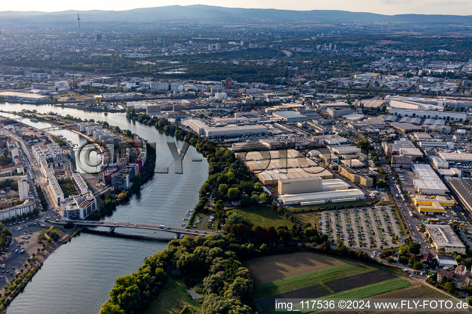 Vue aérienne de Locaux de l'usine d'appareillage Siemens AG à Fechenheim am Main à Francfort-sur-le-Main à le quartier Kaiserlei in Offenbach am Main dans le département Hesse, Allemagne