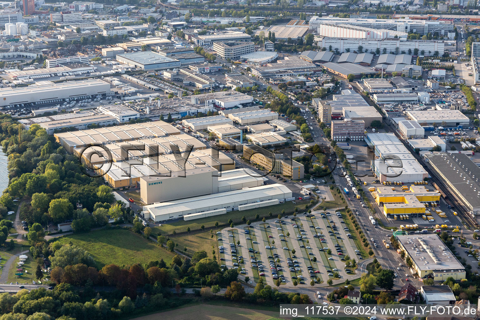 Vue aérienne de Locaux de l'usine d'appareillages Siemens AG à Francfort à le quartier Fechenheim in Frankfurt am Main dans le département Hesse, Allemagne