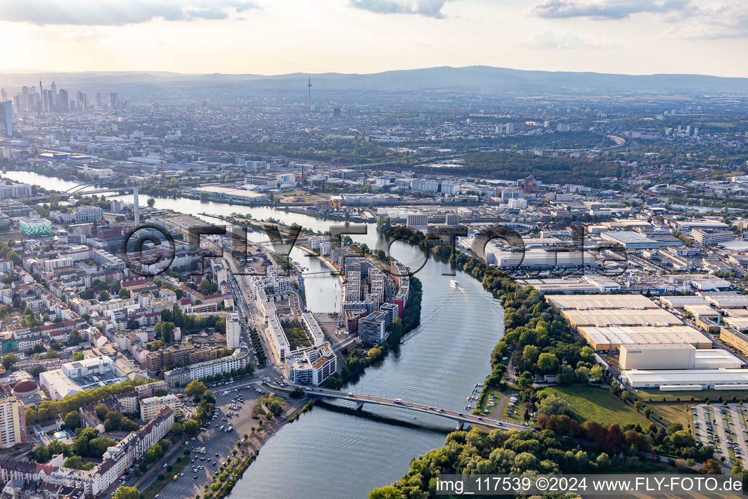 Vue aérienne de Île portuaire à le quartier Hafen in Offenbach am Main dans le département Hesse, Allemagne