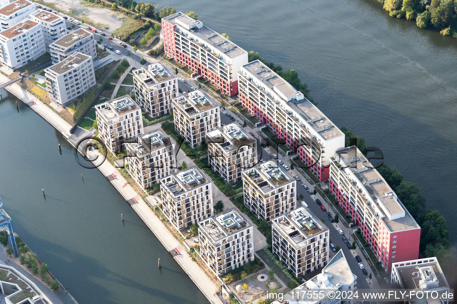 Vue oblique de Quartier résidentiel du complexe de maisons multifamiliales sur l'ABG Hafeninsel au bord du Main à le quartier Kaiserlei in Offenbach am Main dans le département Hesse, Allemagne