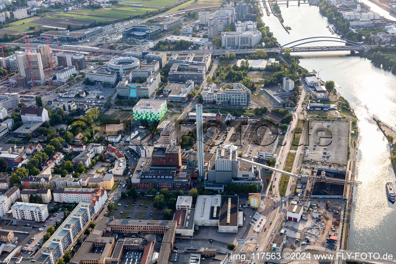 Vue aérienne de Systèmes de centrale électrique et tour de gaz d'échappement de la centrale thermique EVO et de l'ancien atelier de métallurgie (lieu de l'événement dans les locaux d'EVO AG) à le quartier Kaiserlei in Offenbach am Main dans le département Hesse, Allemagne