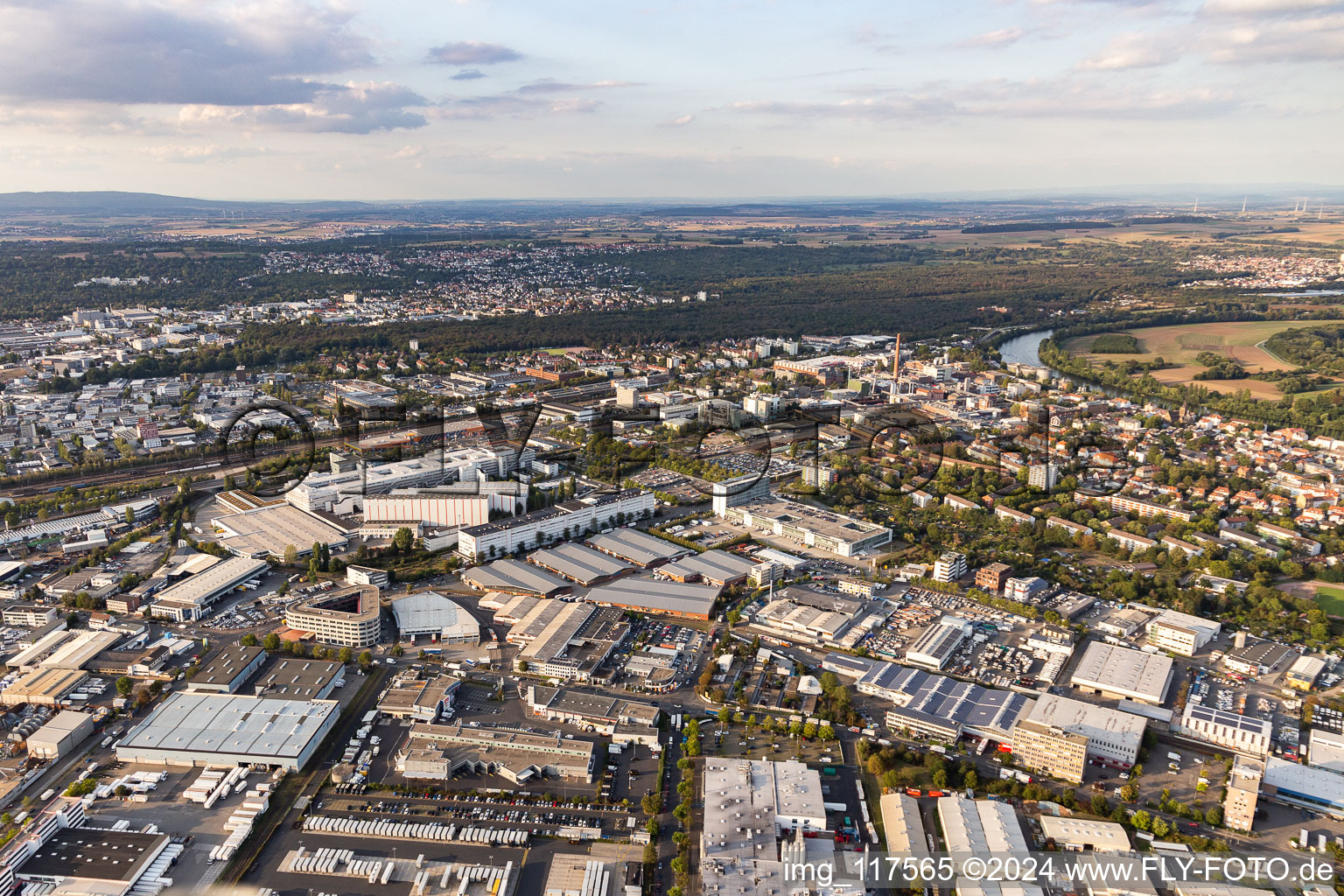 Vue aérienne de Zone industrielle et commerciale en Fechenheim à le quartier Fechenheim in Frankfurt am Main dans le département Hesse, Allemagne