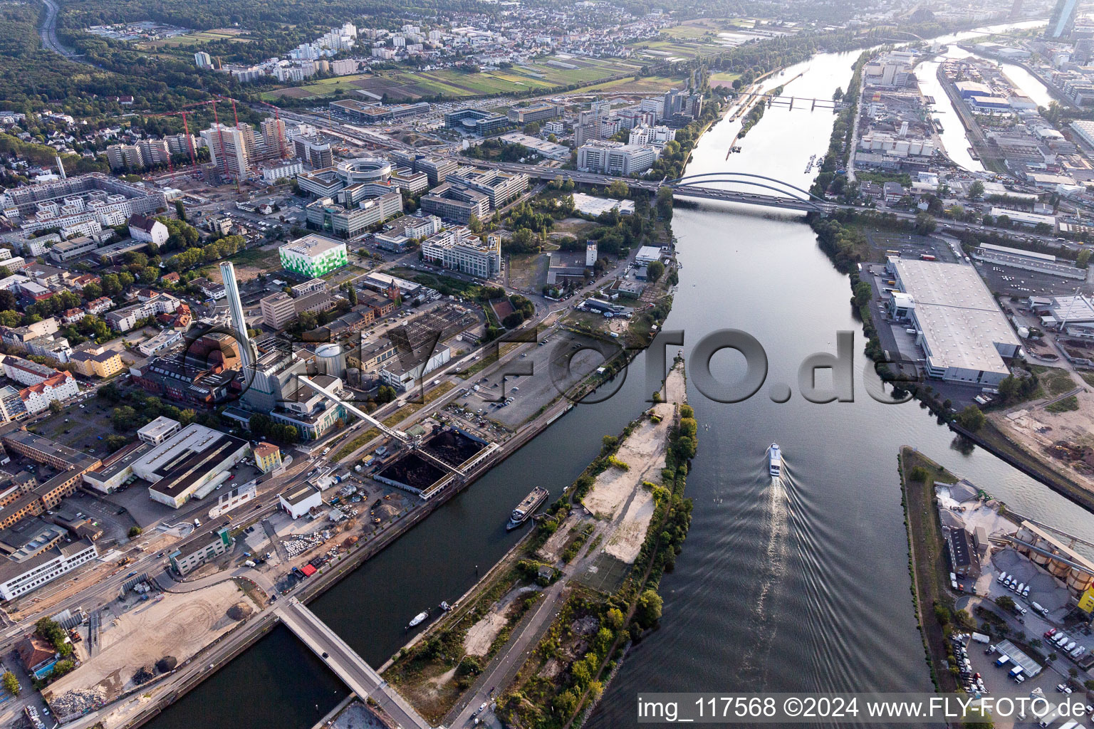 Vue oblique de Systèmes de centrale électrique et tour de gaz d'échappement de la centrale thermique EVO et de l'ancien atelier de métallurgie (lieu de l'événement dans les locaux d'EVO AG) à le quartier Kaiserlei in Offenbach am Main dans le département Hesse, Allemagne