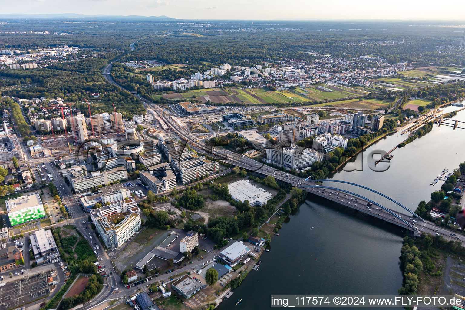 Vue aérienne de Quartier Kaiserlei in Offenbach am Main dans le département Hesse, Allemagne