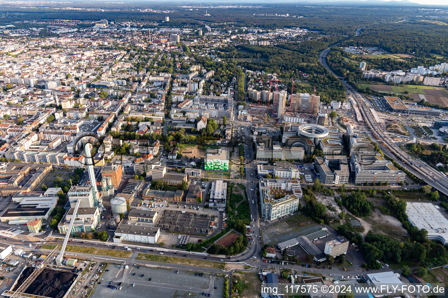 Vue aérienne de Bâtiment administratif bancaire de la société de services financiers Landesbank Hessen-Thüringen Girozentrale à le quartier Kaiserlei in Offenbach am Main dans le département Hesse, Allemagne