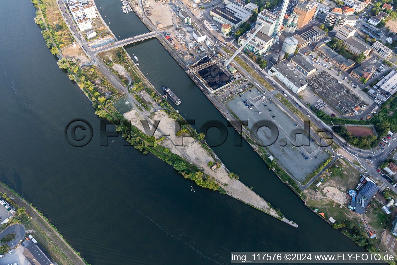 Île portuaire à le quartier Hafen in Offenbach am Main dans le département Hesse, Allemagne depuis l'avion