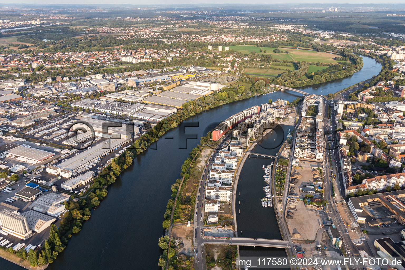 Quartier résidentiel du complexe de maisons multifamiliales sur l'ABG Hafeninsel au bord du Main à le quartier Kaiserlei in Offenbach am Main dans le département Hesse, Allemagne d'en haut