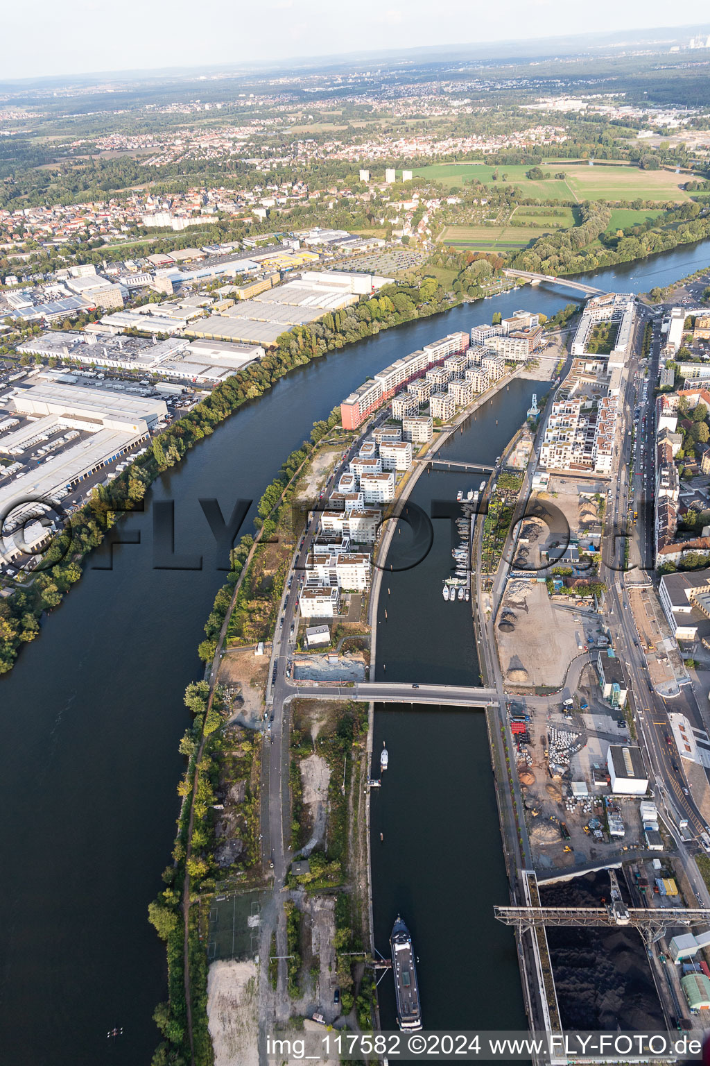 Quartier résidentiel du complexe de maisons multifamiliales sur l'ABG Hafeninsel au bord du Main à le quartier Kaiserlei in Offenbach am Main dans le département Hesse, Allemagne hors des airs