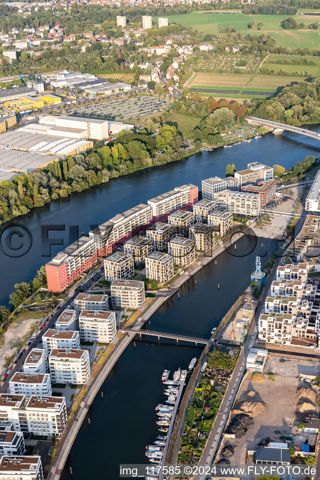 Quartier résidentiel du complexe de maisons multifamiliales sur l'ABG Hafeninsel au bord du Main à le quartier Kaiserlei in Offenbach am Main dans le département Hesse, Allemagne vue d'en haut