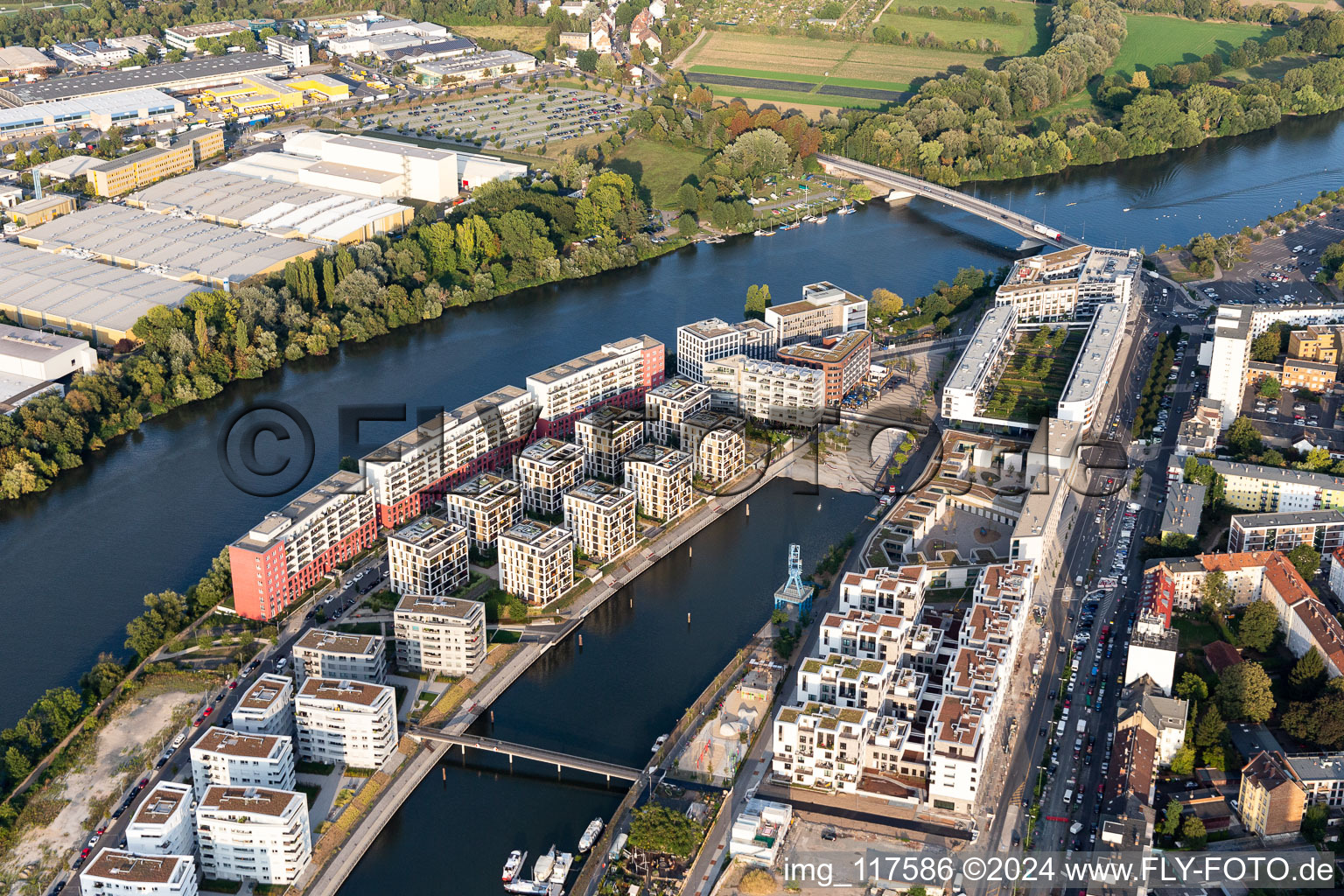 Quartier résidentiel du complexe de maisons multifamiliales sur l'ABG Hafeninsel au bord du Main à le quartier Kaiserlei in Offenbach am Main dans le département Hesse, Allemagne depuis l'avion