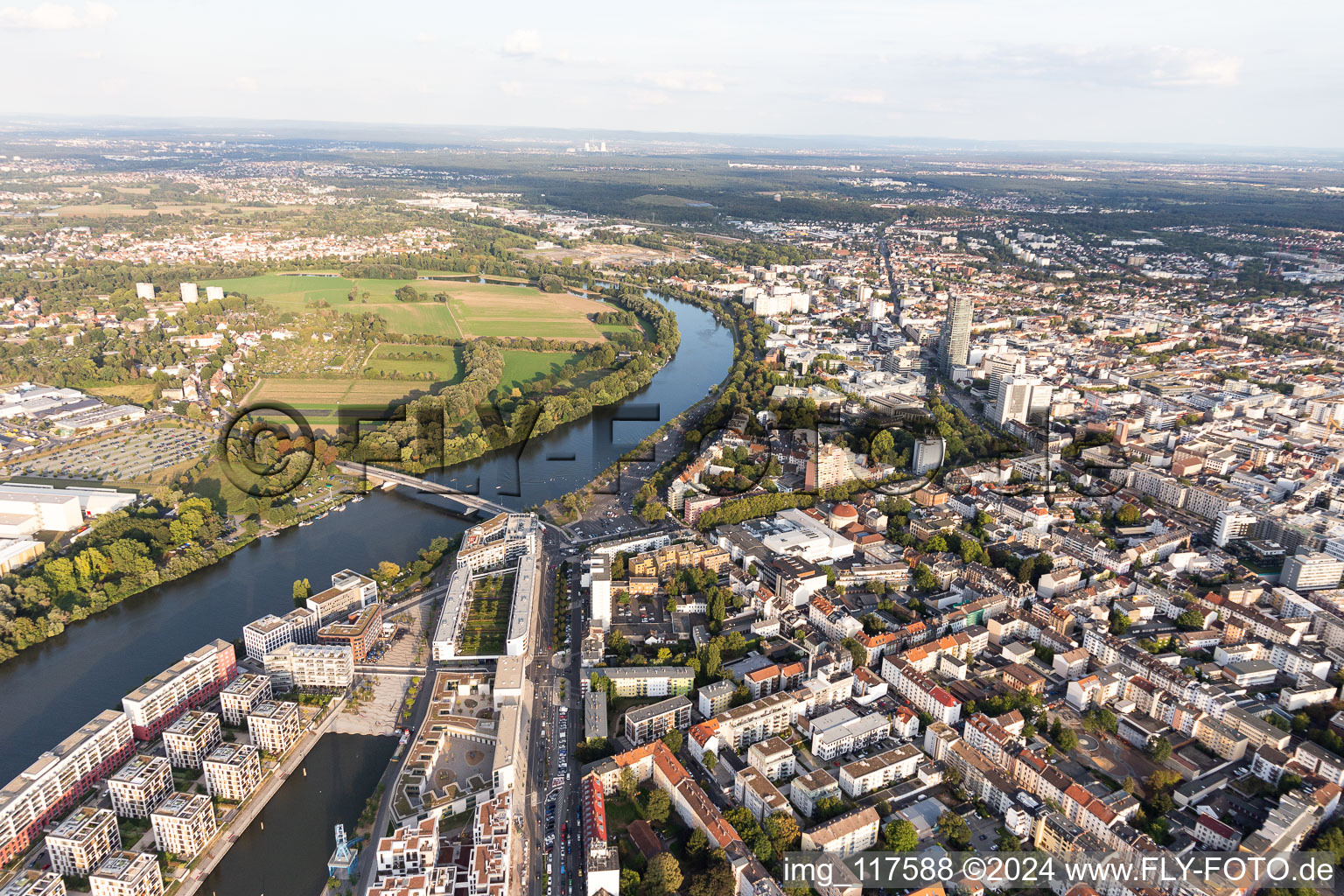 Vue d'oiseau de Quartier résidentiel du complexe de maisons multifamiliales sur l'ABG Hafeninsel au bord du Main à le quartier Kaiserlei in Offenbach am Main dans le département Hesse, Allemagne