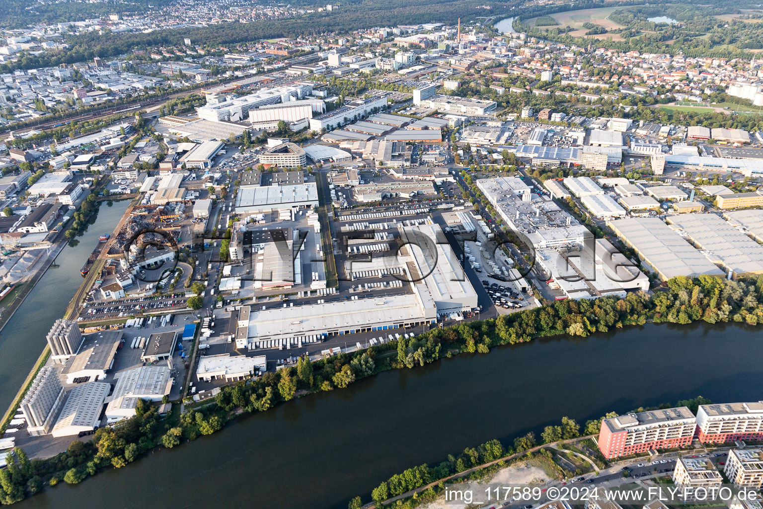 Vue aérienne de Complexe immobilier et site du centre logistique du port principal par DB Schenker, UPS Center Frankfurt et Karl Schmidt à le quartier Fechenheim in Frankfurt am Main dans le département Hesse, Allemagne