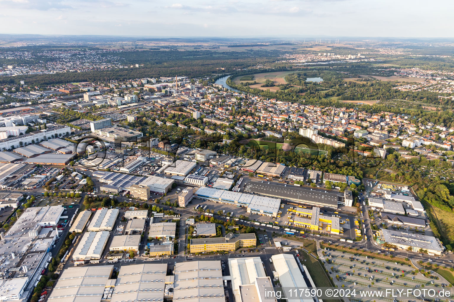 Vue aérienne de Locaux de l'usine d'appareillage Siemens AG Fechenheim et base de livraison DHL Francfort Fechenheim à le quartier Fechenheim in Frankfurt am Main dans le département Hesse, Allemagne