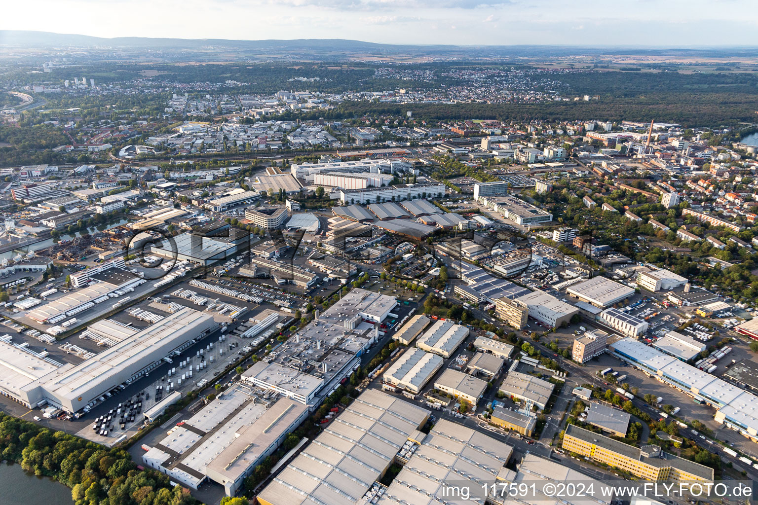 Vue aérienne de Port à le quartier Fechenheim in Frankfurt am Main dans le département Hesse, Allemagne