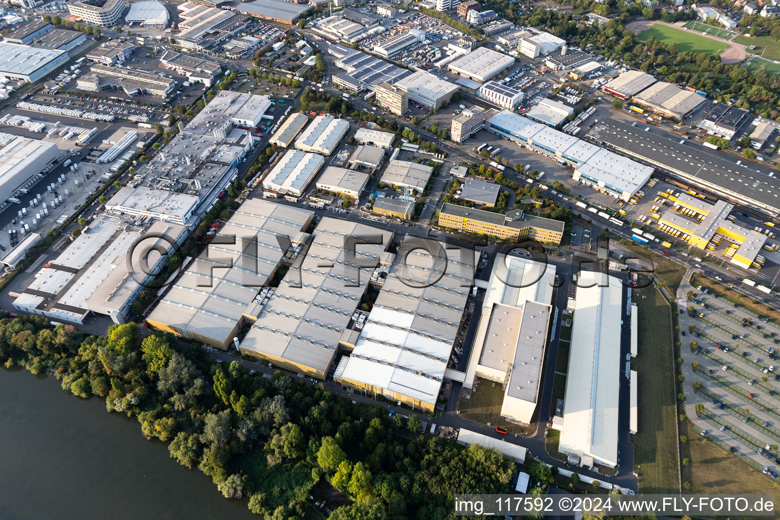 Vue aérienne de Locaux de l'usine d'appareillages Siemens AG à Francfort à le quartier Fechenheim in Frankfurt am Main dans le département Hesse, Allemagne