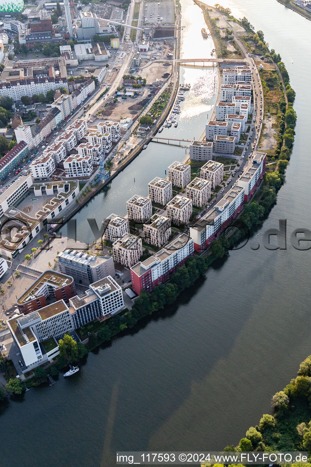 Quartier résidentiel du complexe de maisons multifamiliales sur l'ABG Hafeninsel au bord du Main à le quartier Kaiserlei in Offenbach am Main dans le département Hesse, Allemagne vue du ciel