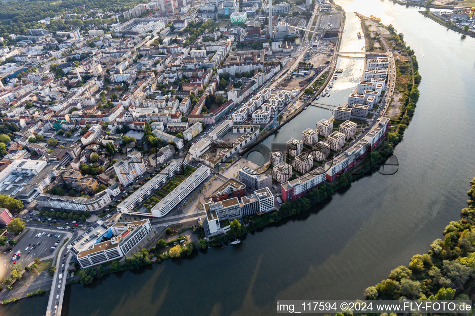 Île portuaire à le quartier Hafen in Offenbach am Main dans le département Hesse, Allemagne vue du ciel