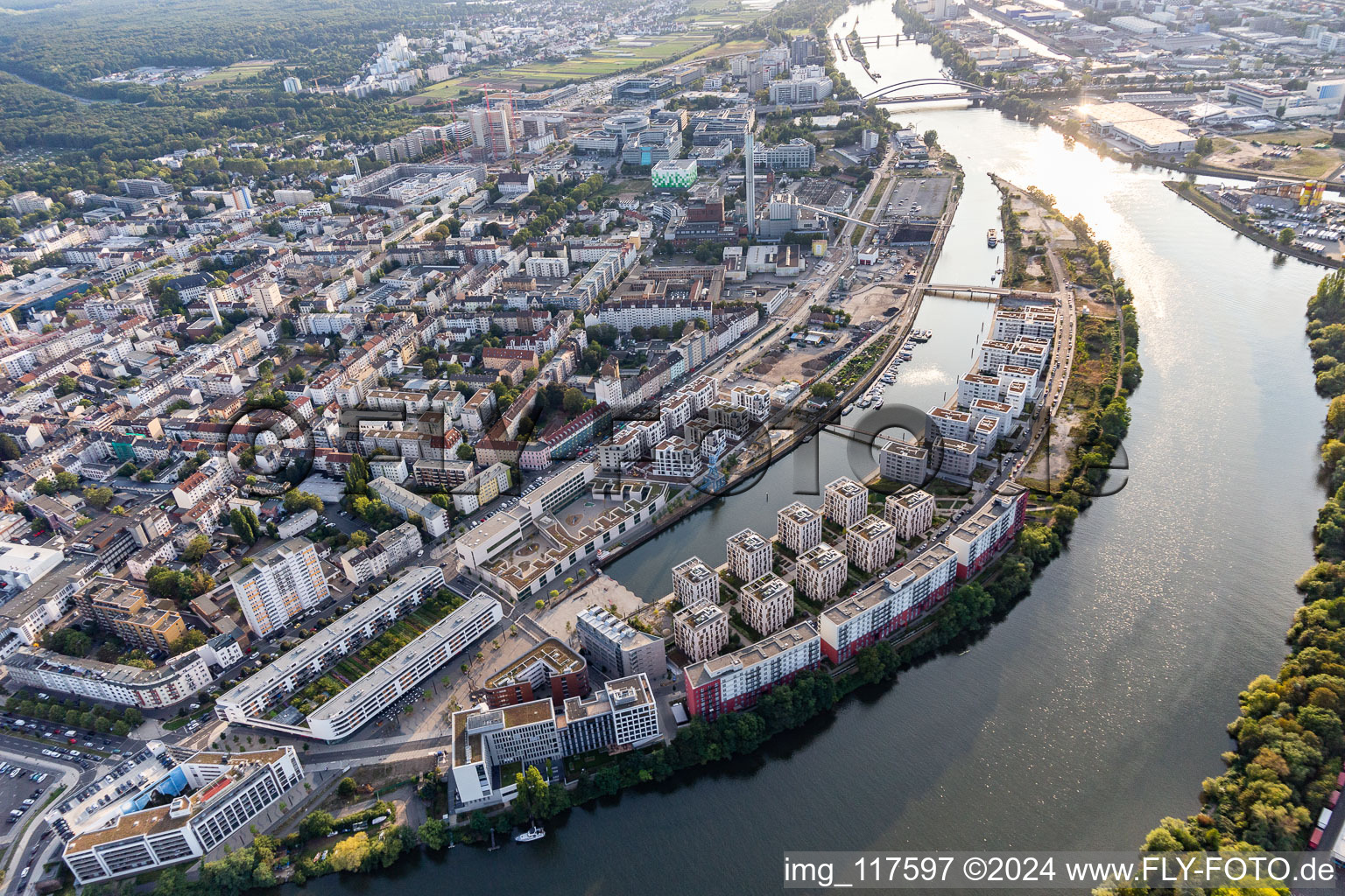 Enregistrement par drone de Quartier résidentiel du complexe de maisons multifamiliales sur l'ABG Hafeninsel au bord du Main à le quartier Kaiserlei in Offenbach am Main dans le département Hesse, Allemagne