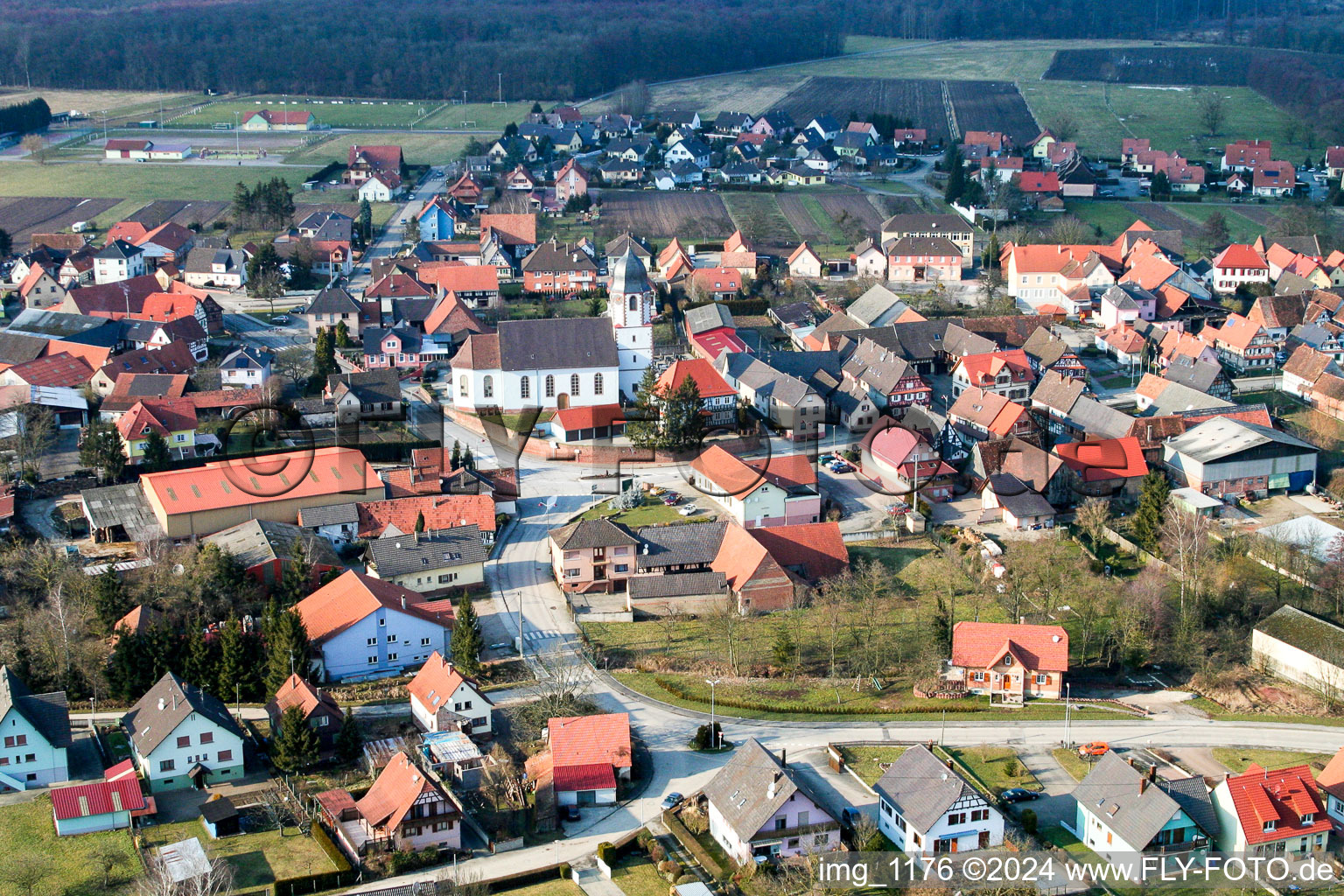 Vue aérienne de Bâtiment d'église au centre du village à Niederlauterbach dans le département Bas Rhin, France