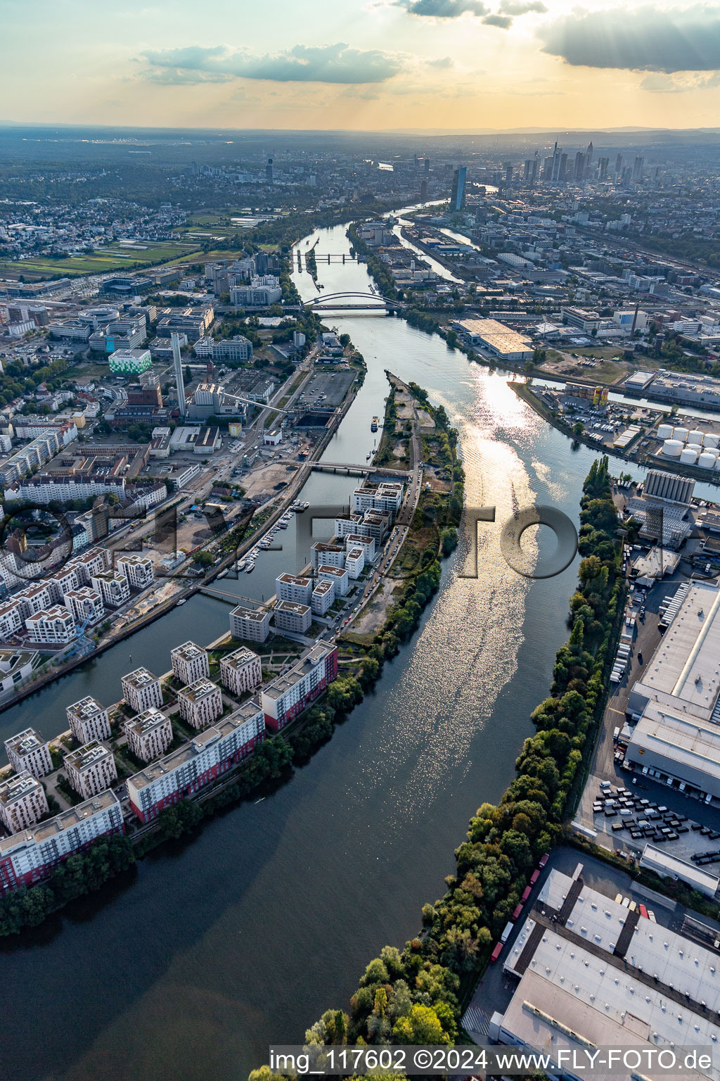 Enregistrement par drone de Île portuaire à le quartier Hafen in Offenbach am Main dans le département Hesse, Allemagne