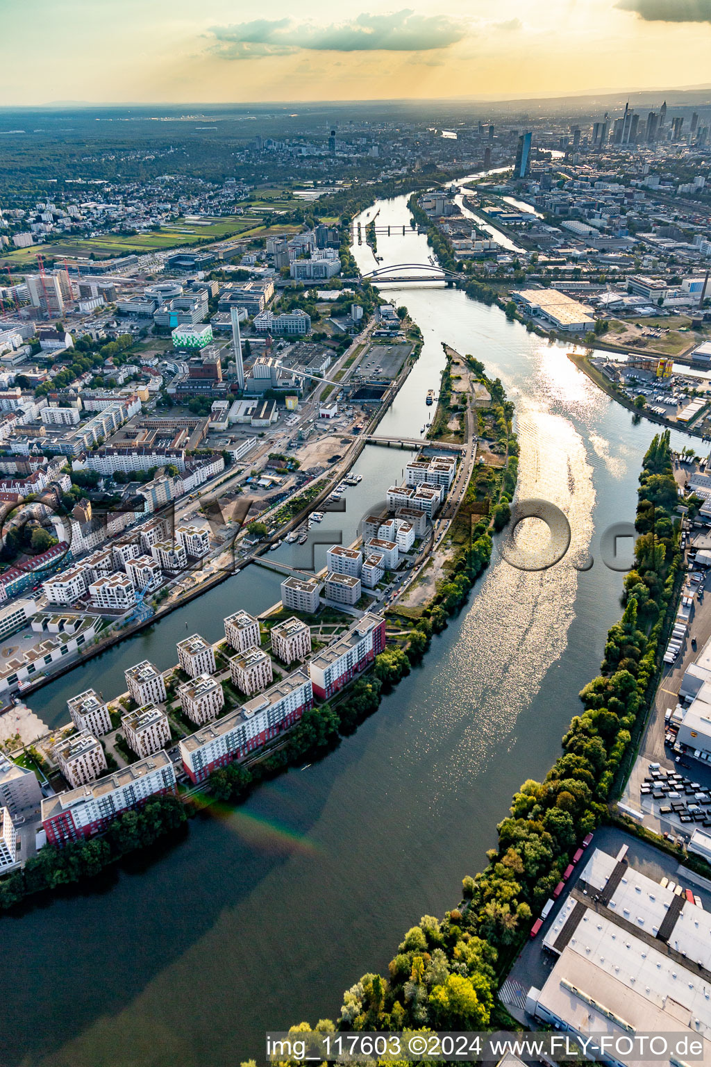 Image drone de Quartier résidentiel du complexe de maisons multifamiliales sur l'ABG Hafeninsel au bord du Main à le quartier Kaiserlei in Offenbach am Main dans le département Hesse, Allemagne