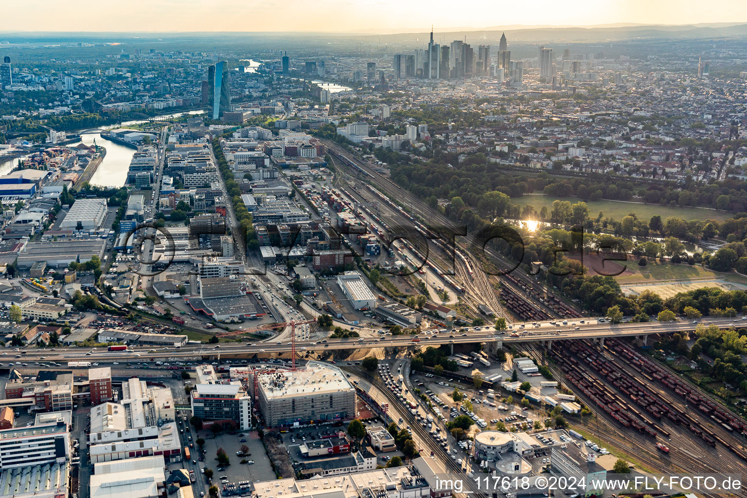 Vue aérienne de Gare de triage et de fret de la Deutsche Bahn et port devant l'horizon du quartier financier de Francfort-Ostend à le quartier Ostend in Frankfurt am Main dans le département Hesse, Allemagne