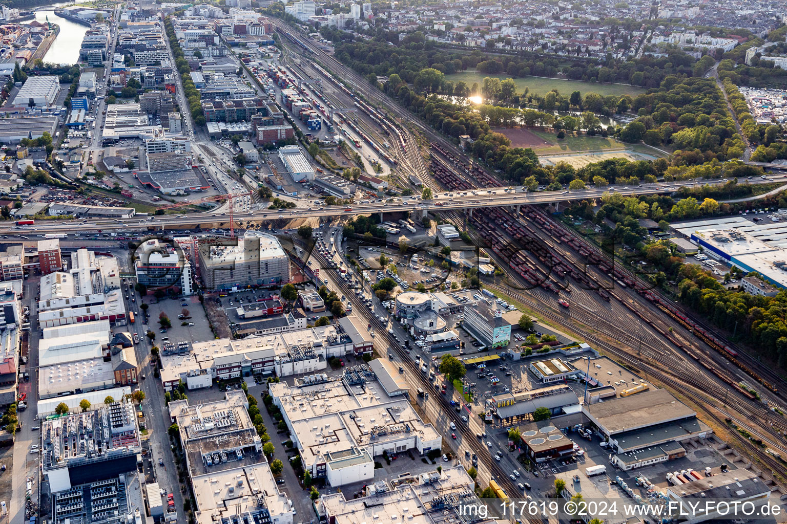 Vue aérienne de Gare de triage et gare de fret de la Deutsche Bahn à Francfort-Ostend à le quartier Ostend in Frankfurt am Main dans le département Hesse, Allemagne