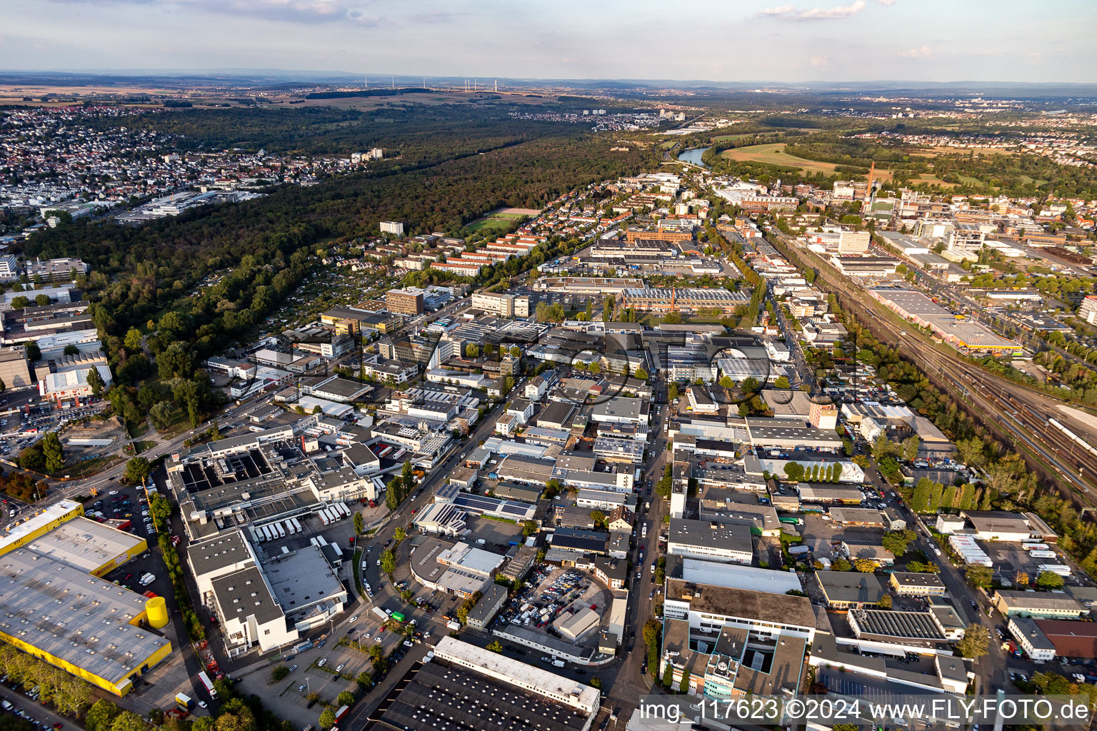 Vue aérienne de Zone commerciale et implantation de l'entreprise en Fechenheim à le quartier Fechenheim in Frankfurt am Main dans le département Hesse, Allemagne