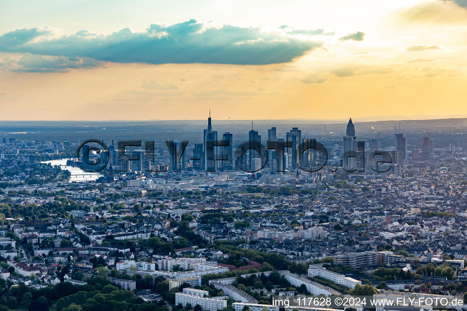 Vue aérienne de Centre-ville avec des immeubles de grande hauteur dans l'horizon du centre-ville à le quartier Innenstadt in Frankfurt am Main dans le département Hesse, Allemagne