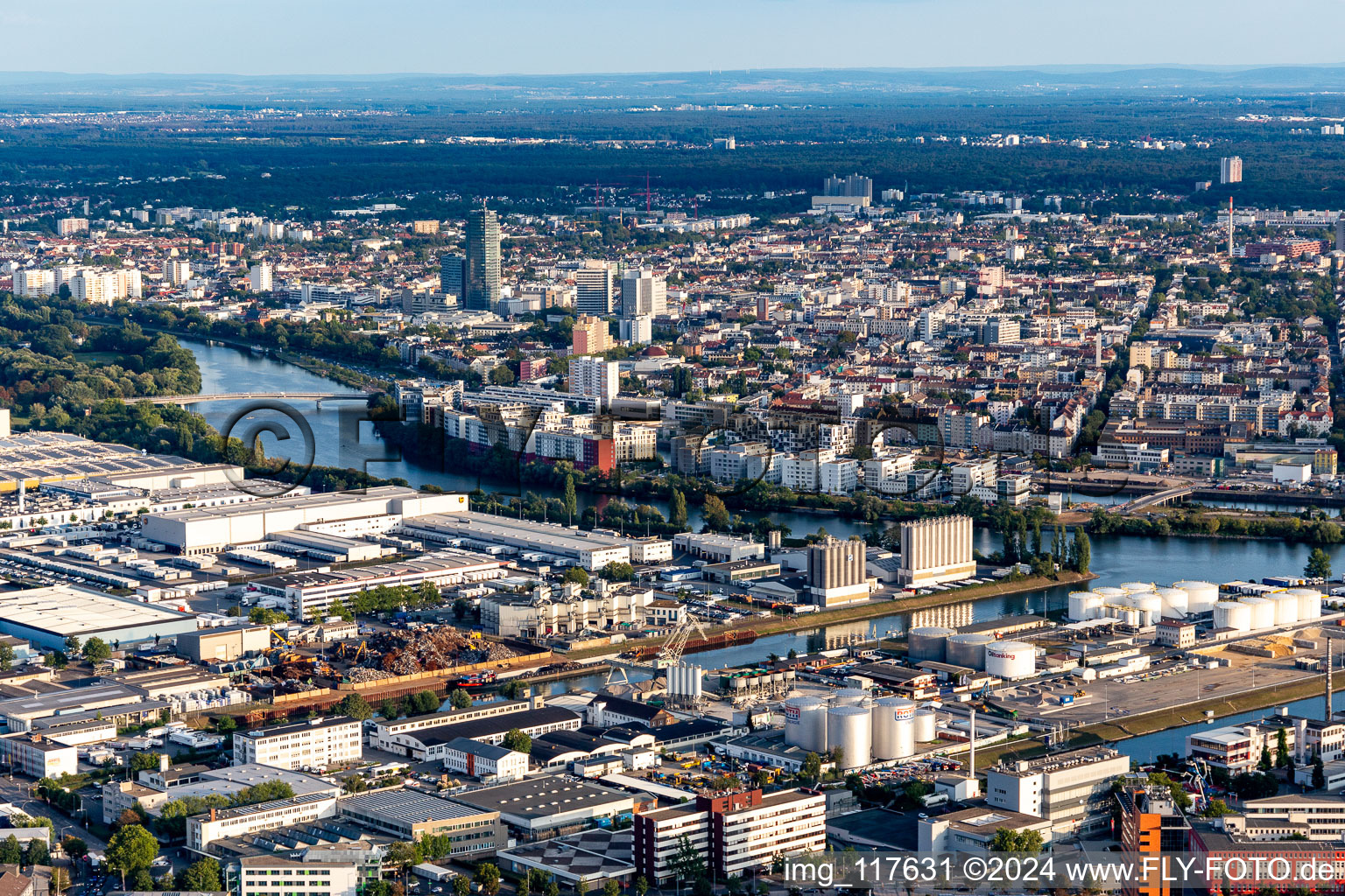 Vue aérienne de Complexe immobilier et site du centre logistique du port principal de Oiltanking, DB Schenker, UPS Center Frankfurt et Karl Schmidt à le quartier Ostend in Frankfurt am Main dans le département Hesse, Allemagne