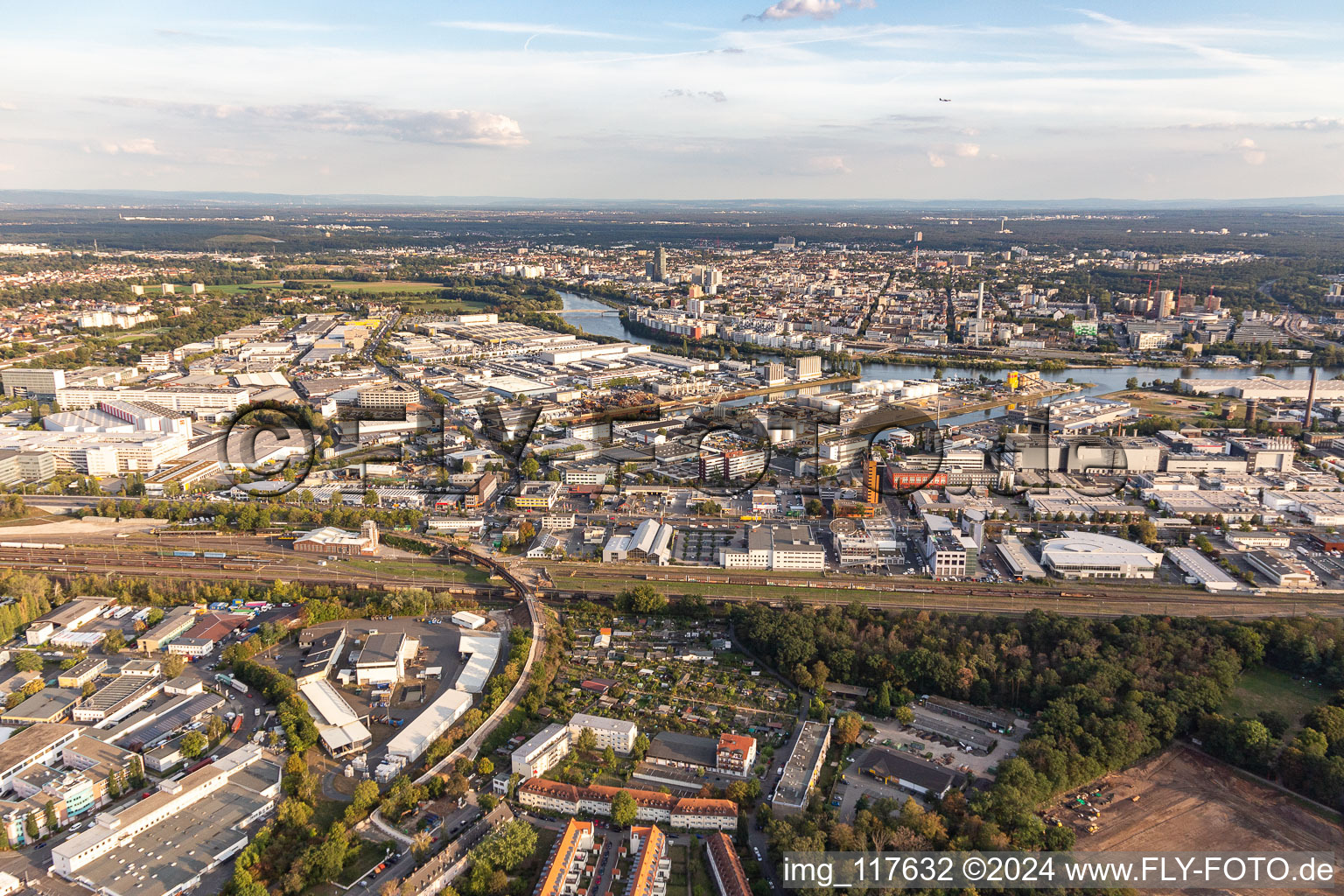 Vue aérienne de Port à le quartier Ostend in Frankfurt am Main dans le département Hesse, Allemagne