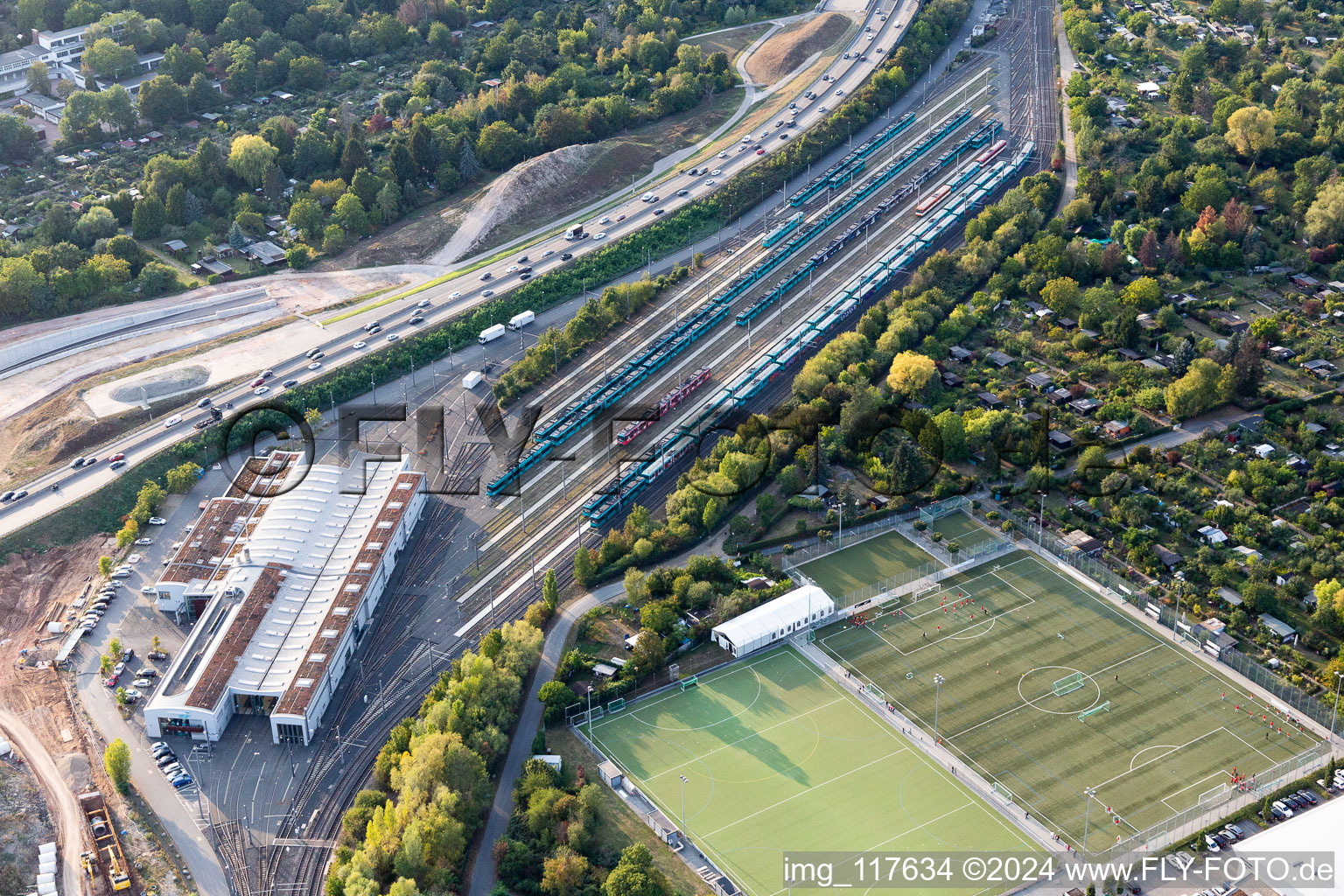 Vue aérienne de Stade de football Riederwaldstadion du club Eintracht-Francfort au dépôt VGF Est à le quartier Seckbach in Frankfurt am Main dans le département Hesse, Allemagne