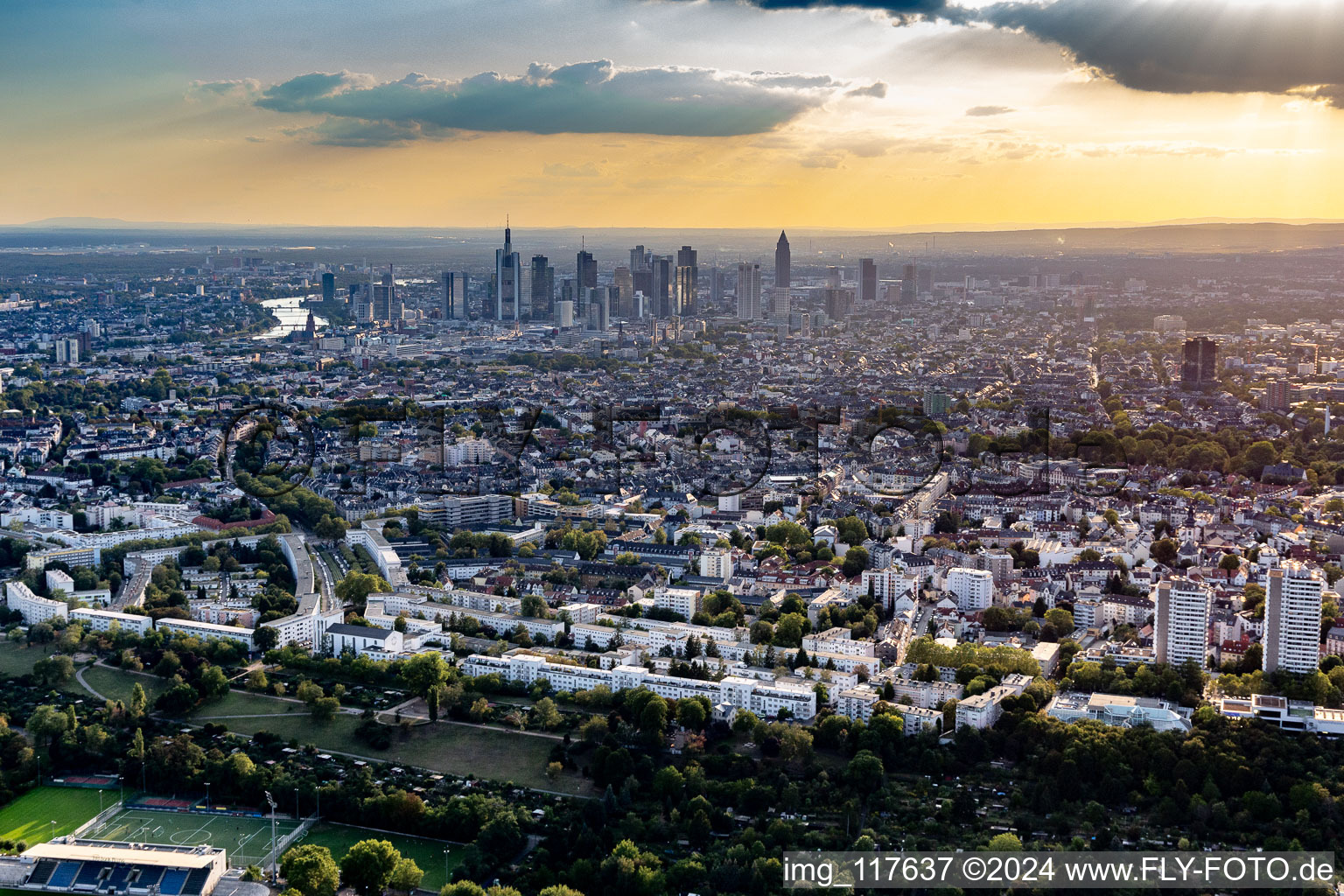 Vue aérienne de Zone urbaine avec périphérie et centre-ville devant l'horizon du quartier financier à le quartier Nordend-Ost in Frankfurt am Main dans le département Hesse, Allemagne