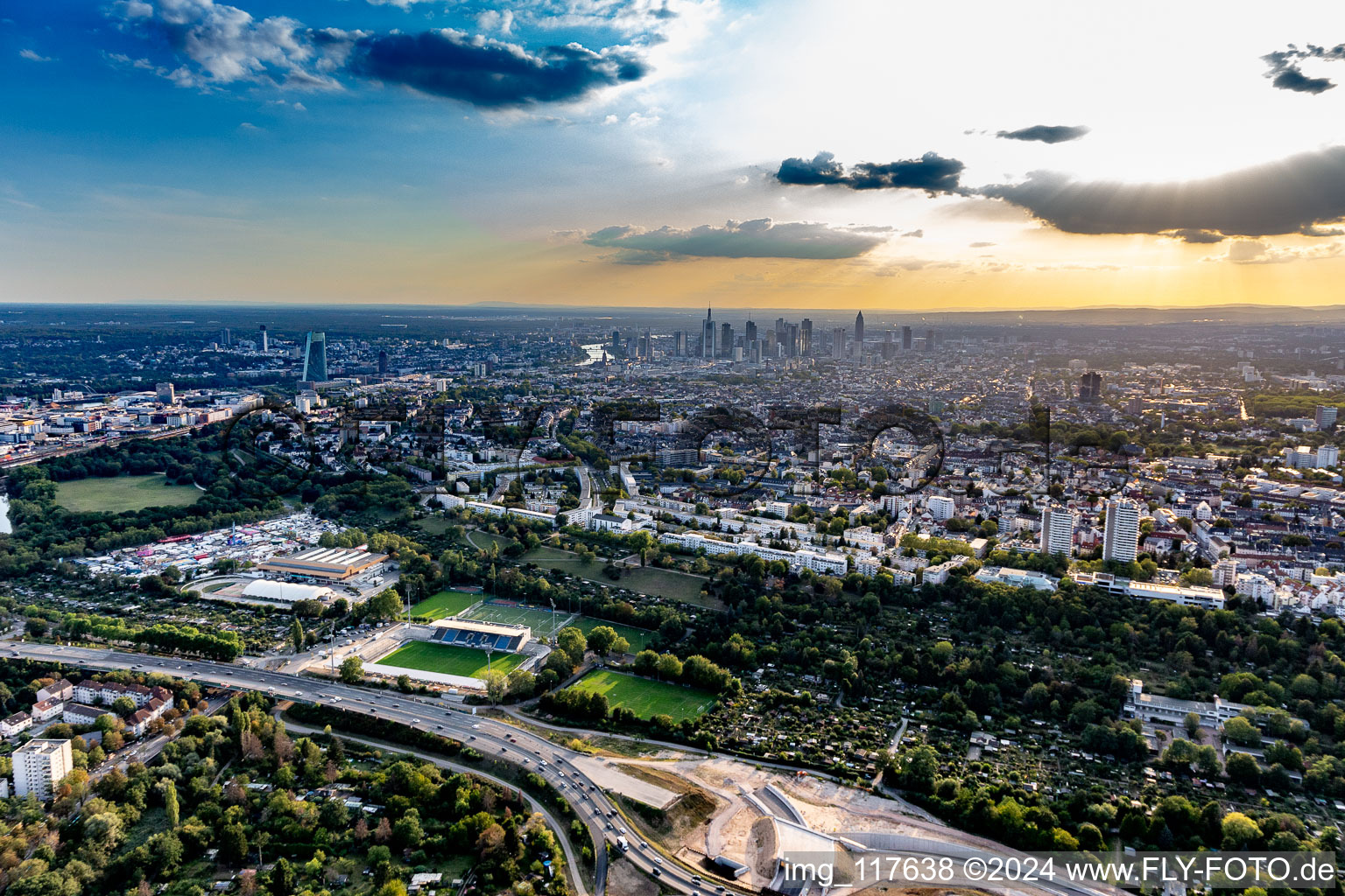 Vue aérienne de Périphéries et zones résidentielles périphériques à le quartier Bornheim in Frankfurt am Main dans le département Hesse, Allemagne