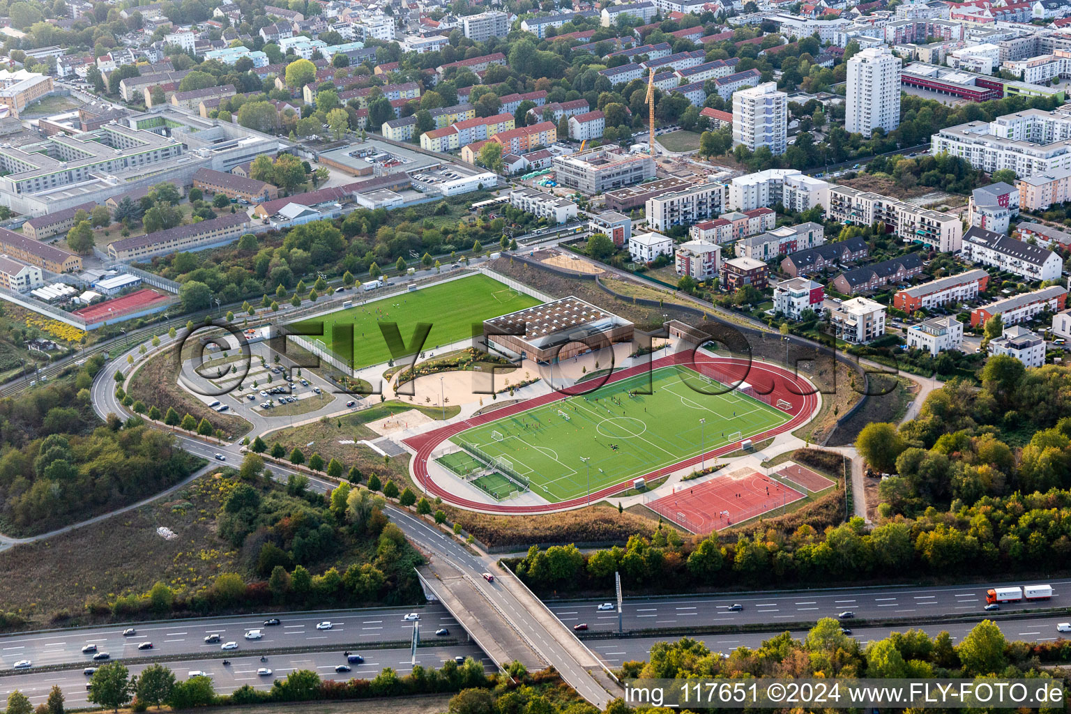 Vue aérienne de Ensemble des installations sportives du complexe sportif du quartier Frankfurter Bogen et du parc sportif Preungesheim à le quartier Preungesheim in Frankfurt am Main dans le département Hesse, Allemagne