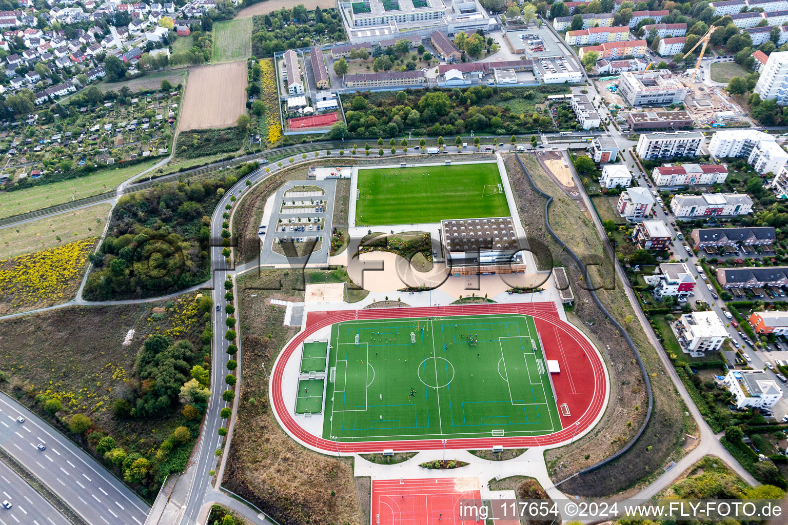 Vue aérienne de Ensemble des installations sportives du complexe sportif du quartier Frankfurter Bogen et du parc sportif Preungesheim à le quartier Preungesheim in Frankfurt am Main dans le département Hesse, Allemagne