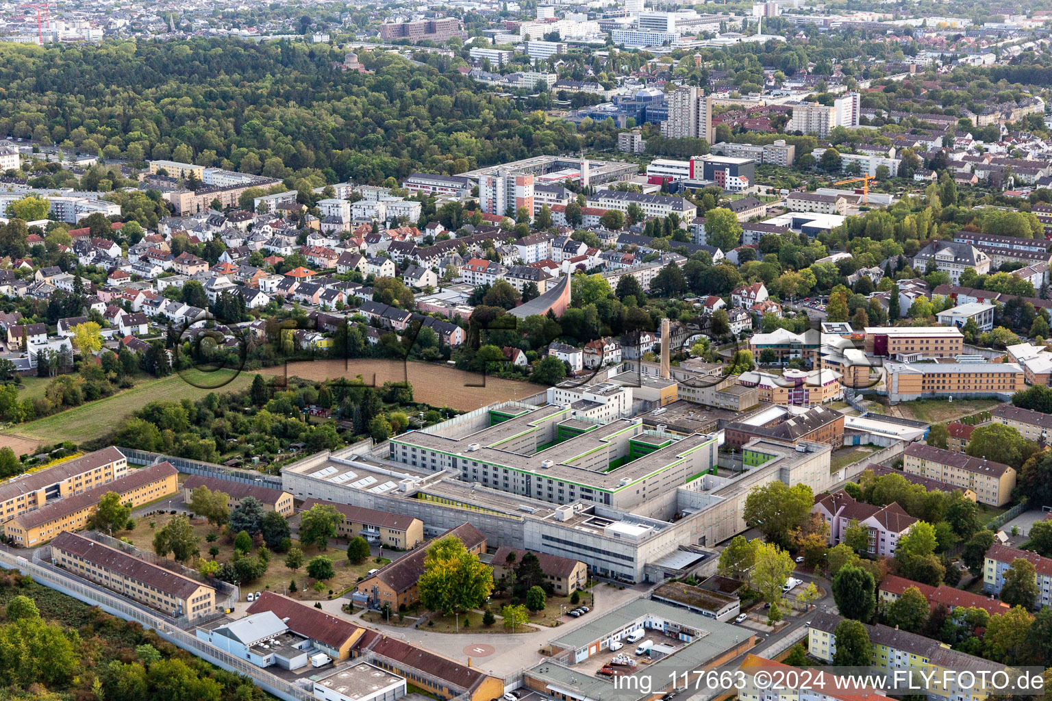 Vue aérienne de Terrain de prison et clôture de sécurité de l'établissement correctionnel de Francfort III. Publié pour un usage éditorial uniquement à le quartier Preungesheim in Frankfurt am Main dans le département Hesse, Allemagne