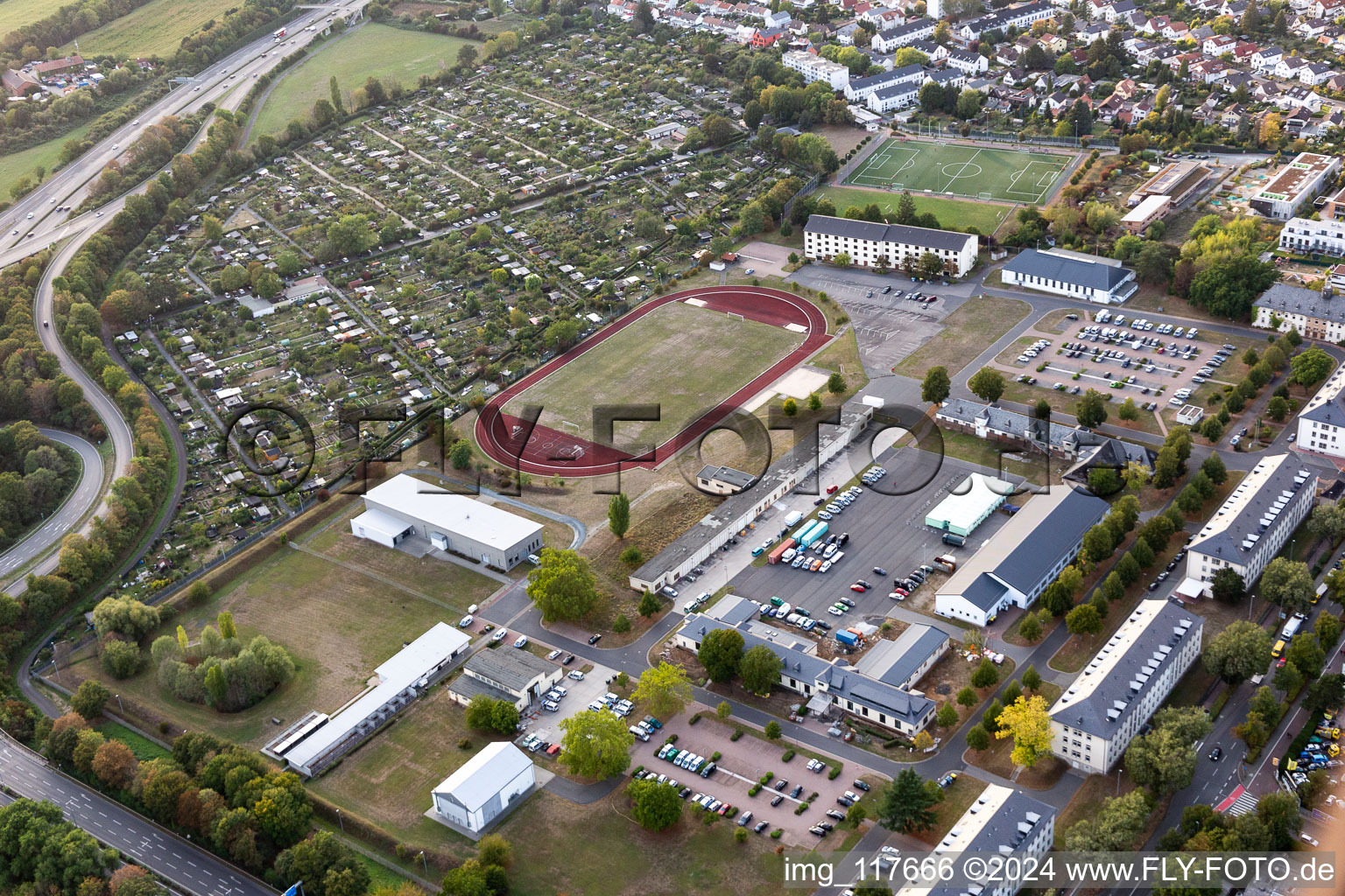 Vue aérienne de Terrain de sport et terrain de football de la police fédérale dans le quartier de Frankfurter Berg à le quartier Preungesheim in Frankfurt am Main dans le département Hesse, Allemagne