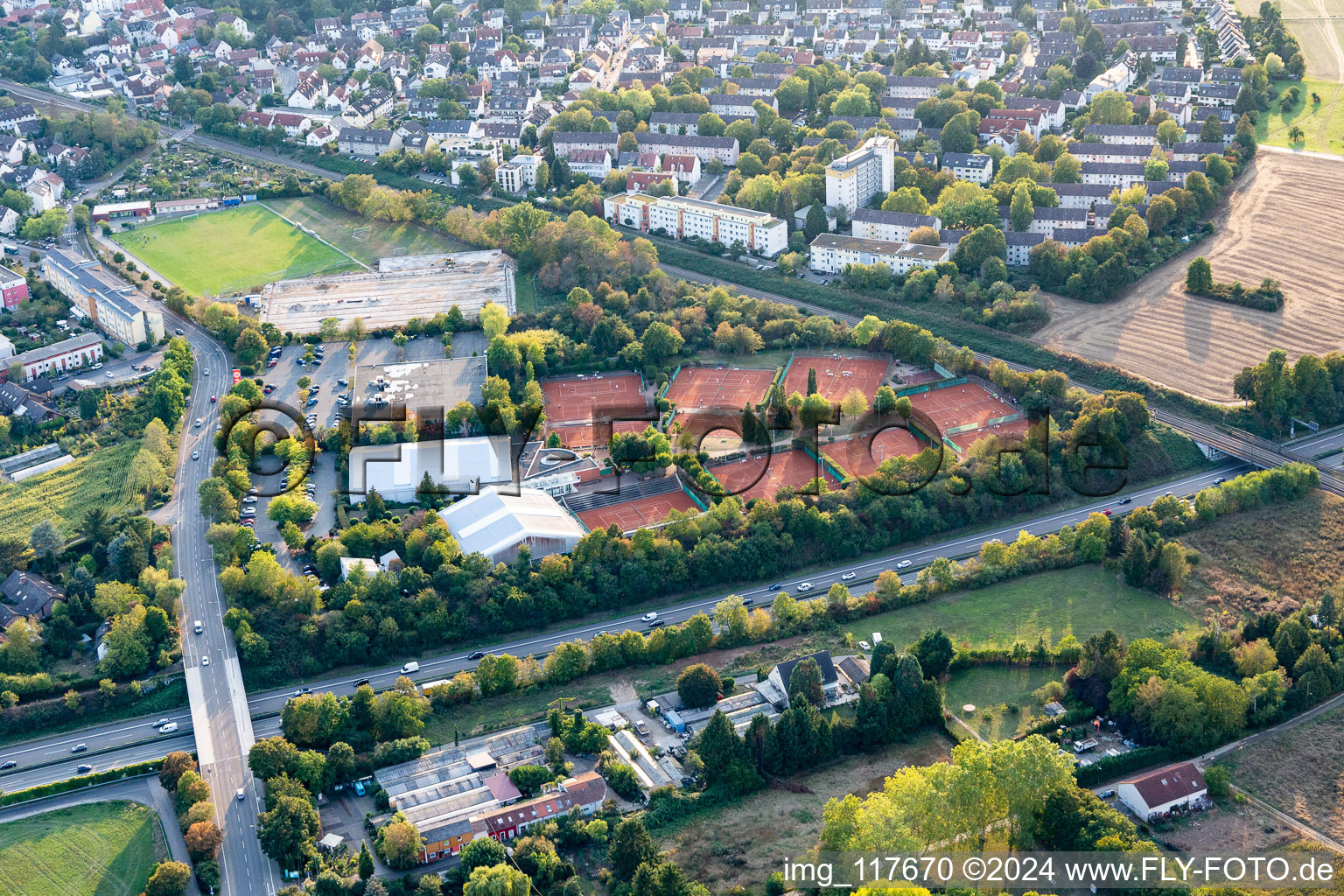 Vue aérienne de Installation sportive du court de tennis du Frankfurt Tennis Club 1914 Palmengarten eV à le quartier Eschersheim in Frankfurt am Main dans le département Hesse, Allemagne