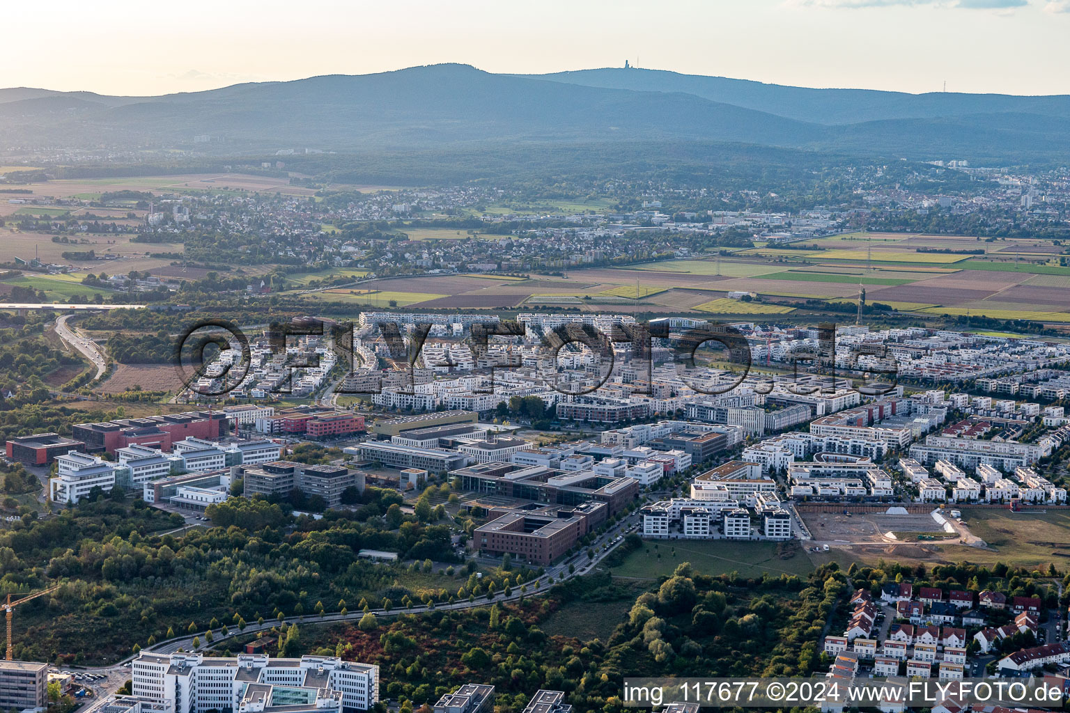 Vue aérienne de Périphérie et périphérie des zones résidentielles Friedrich-Dessauer-Straße - Altenhöferallee - Johann-Georg-Elser-Straße - Rudolf-Schwarz-Platz à le quartier Kalbach-Riedberg in Frankfurt am Main dans le département Hesse, Allemagne