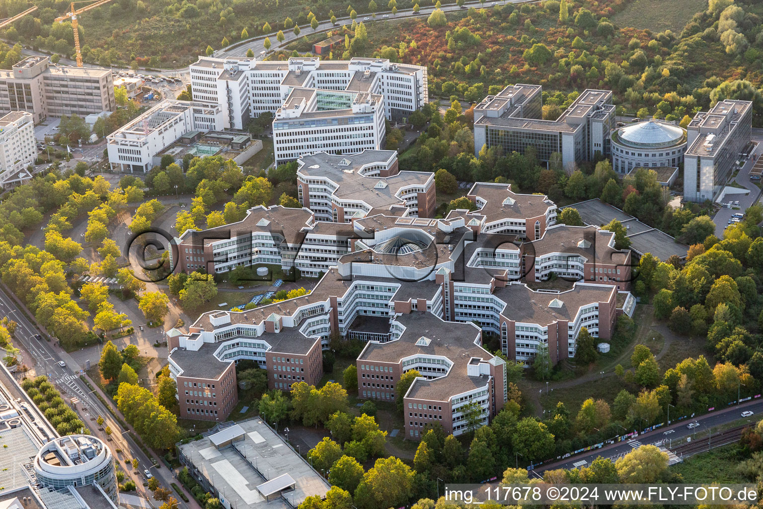 Vue aérienne de Bâtiment administratif de la société de la République fédérale d'Allemagne - Finanzagentur GmbH - également appelé Lurgihaus dans le quartier de Heddernheim à le quartier Niederursel in Frankfurt am Main dans le département Hesse, Allemagne