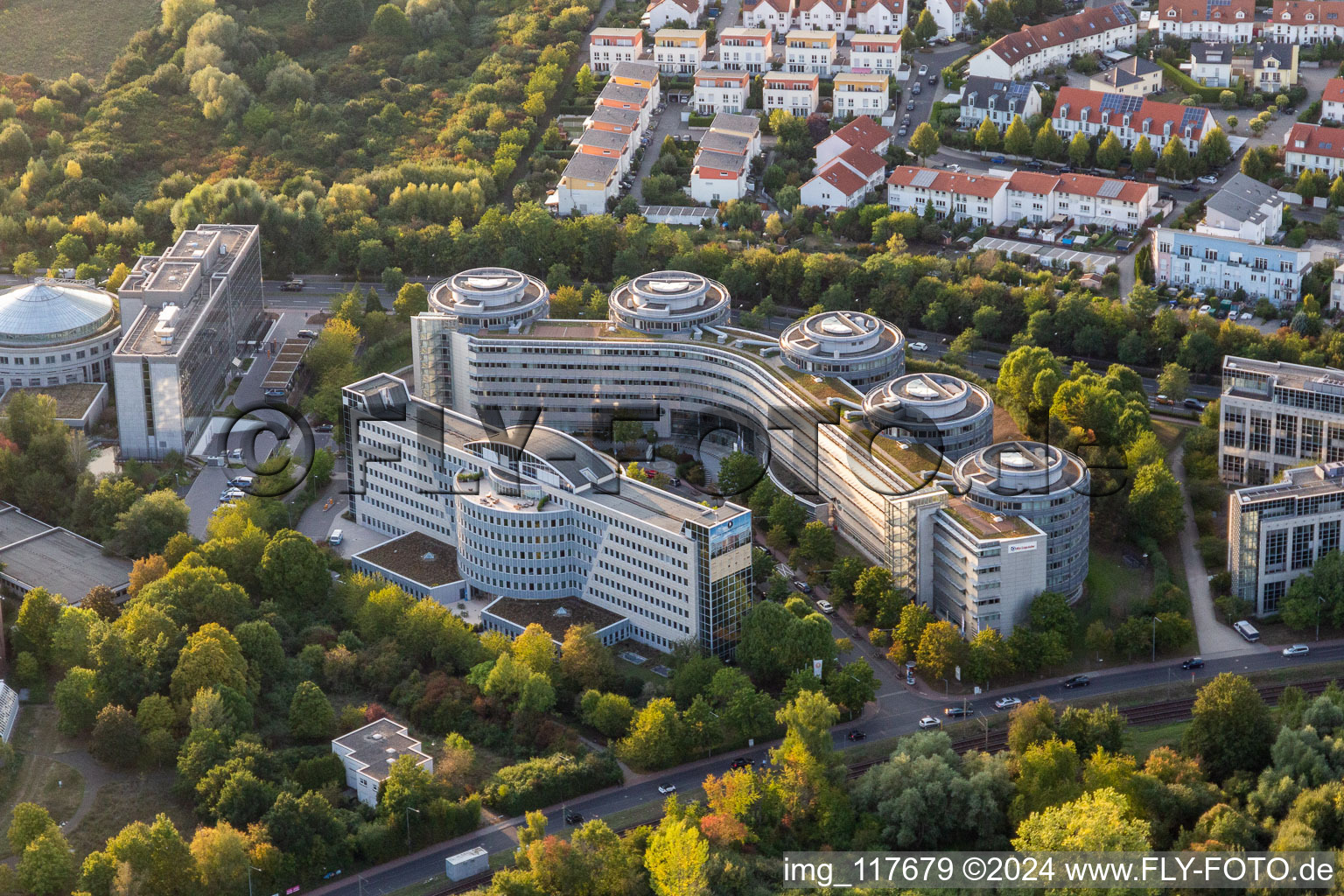 Vue aérienne de Ensemble de bureaux et d'immeubles commerciaux composé de la résidence étudiante Bed & Brains, du 14e commissariat de police, d'Air Liquide Global E&C Solutions et de la République fédérale d'Allemagne - Finanzagentur GmbH - également appelée Lurgihaus à le quartier Niederursel in Frankfurt am Main dans le département Hesse, Allemagne