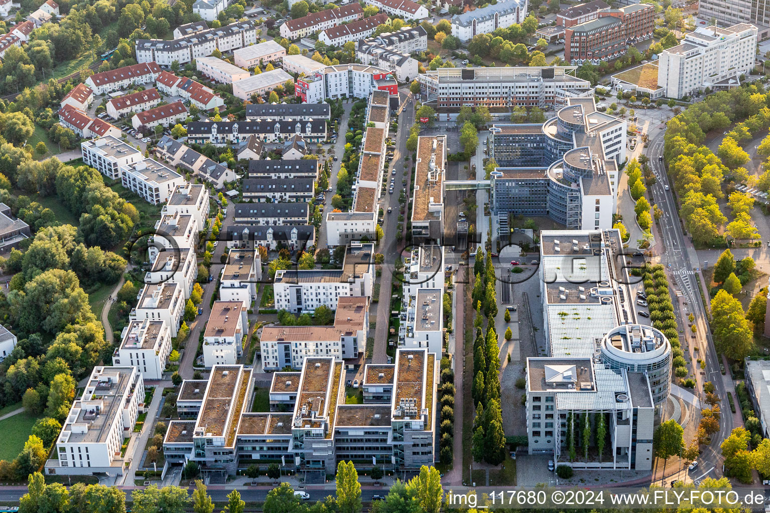 Vue aérienne de Ensemble de bureaux et de bâtiments commerciaux de Hapag Lloyd AG, zone industrielle BAU, Maxpert GmbH, bureau d'examen et d'enquête de l'État de Hesse dans le système de santé, TÜV SÜD Akademie GmbH, centre de formation de Francfort et Maison du droit de la jeunesse - Francfort-Nord à le quartier Niederursel in Frankfurt am Main dans le département Hesse, Allemagne