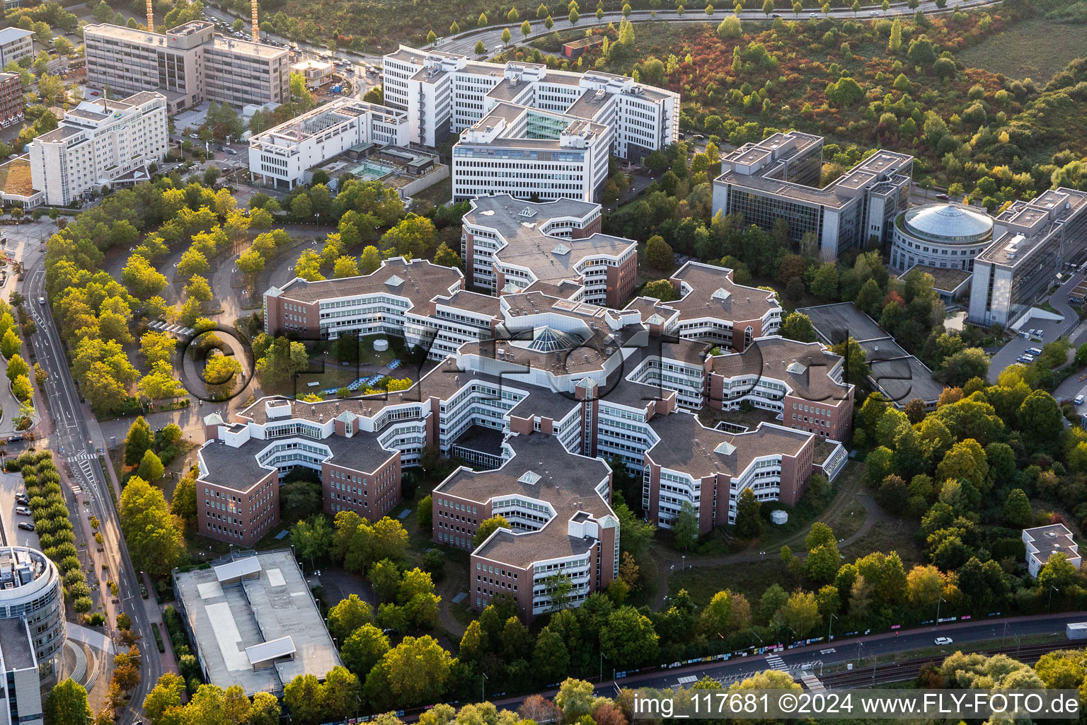 Vue aérienne de Bâtiment administratif de la société de la République fédérale d'Allemagne - Finanzagentur GmbH - également appelé Lurgihaus dans le quartier Niederursel à le quartier Niederursel in Frankfurt am Main dans le département Hesse, Allemagne