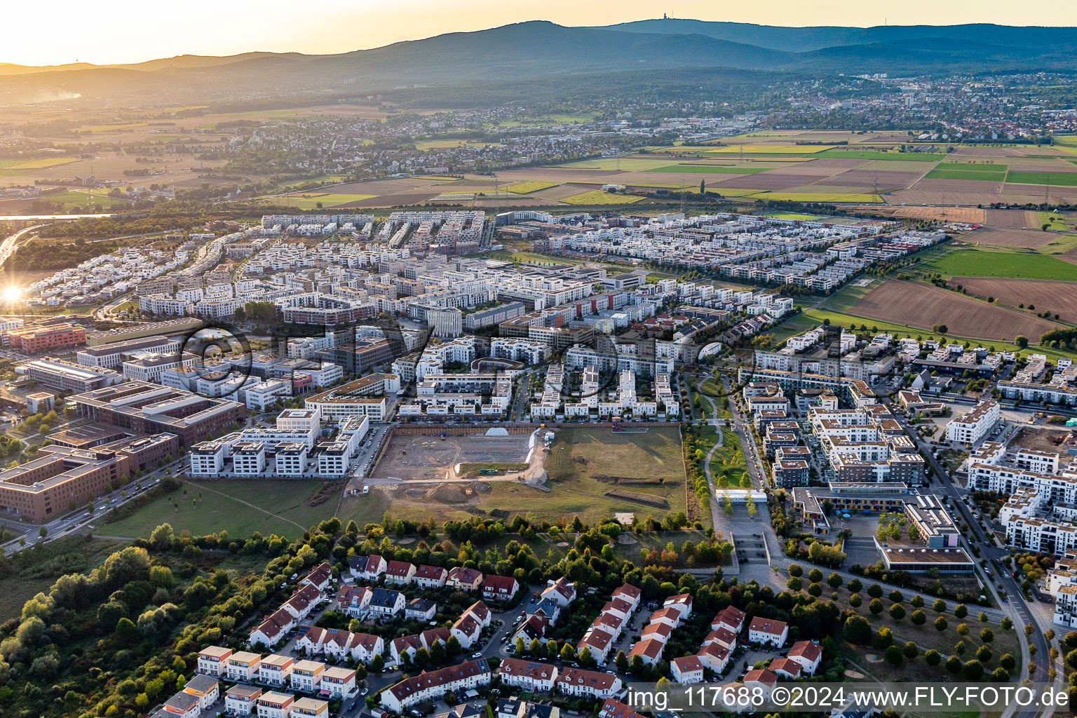 Vue aérienne de Chantier de construction d'un quartier résidentiel avec développement de maisons multifamiliales nouveau bâtiment sur la Konrad-Zuse-Straße à le quartier Kalbach-Riedberg in Frankfurt am Main dans le département Hesse, Allemagne