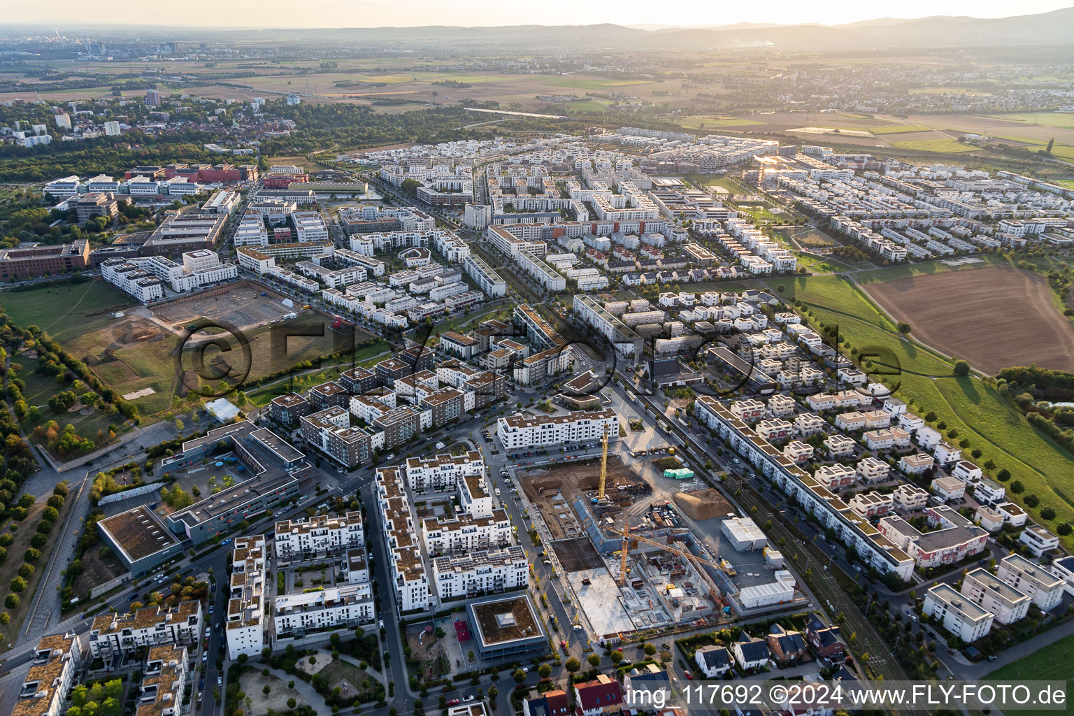 Vue aérienne de Chantier de construction d'un quartier résidentiel avec développement de maisons multifamiliales nouveau bâtiment sur la Konrad-Zuse-Straße à le quartier Kalbach-Riedberg in Frankfurt am Main dans le département Hesse, Allemagne