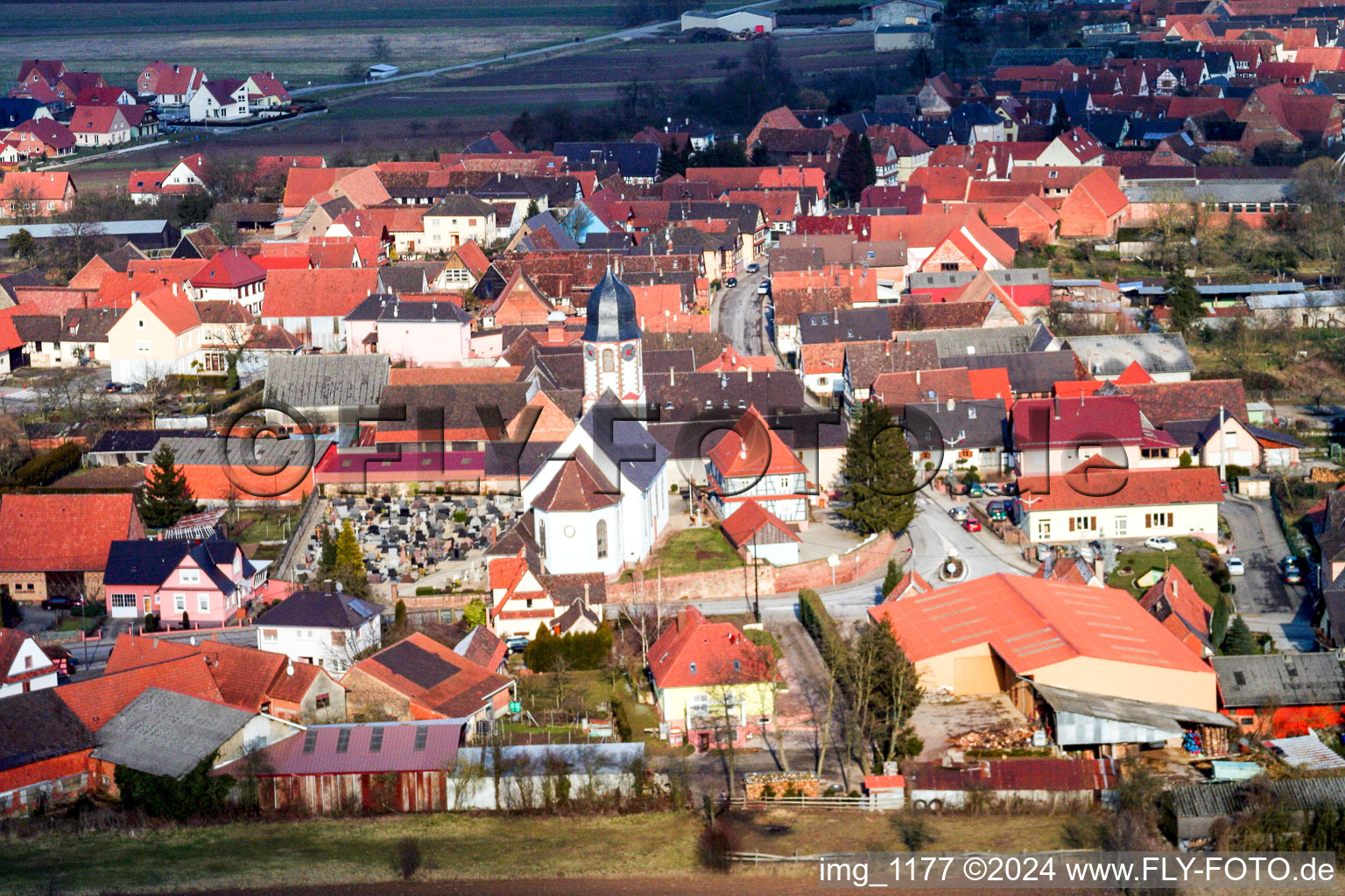 Niederlauterbach dans le département Bas Rhin, France du point de vue du drone