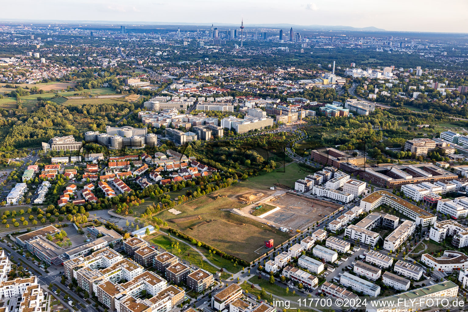 Vue aérienne de Chantier de construction d'un quartier résidentiel avec développement de maisons multifamiliales nouveau bâtiment sur la Konrad-Zuse-Straße dans le quartier de Kalbach-Riedberg à le quartier Niederursel in Frankfurt am Main dans le département Hesse, Allemagne