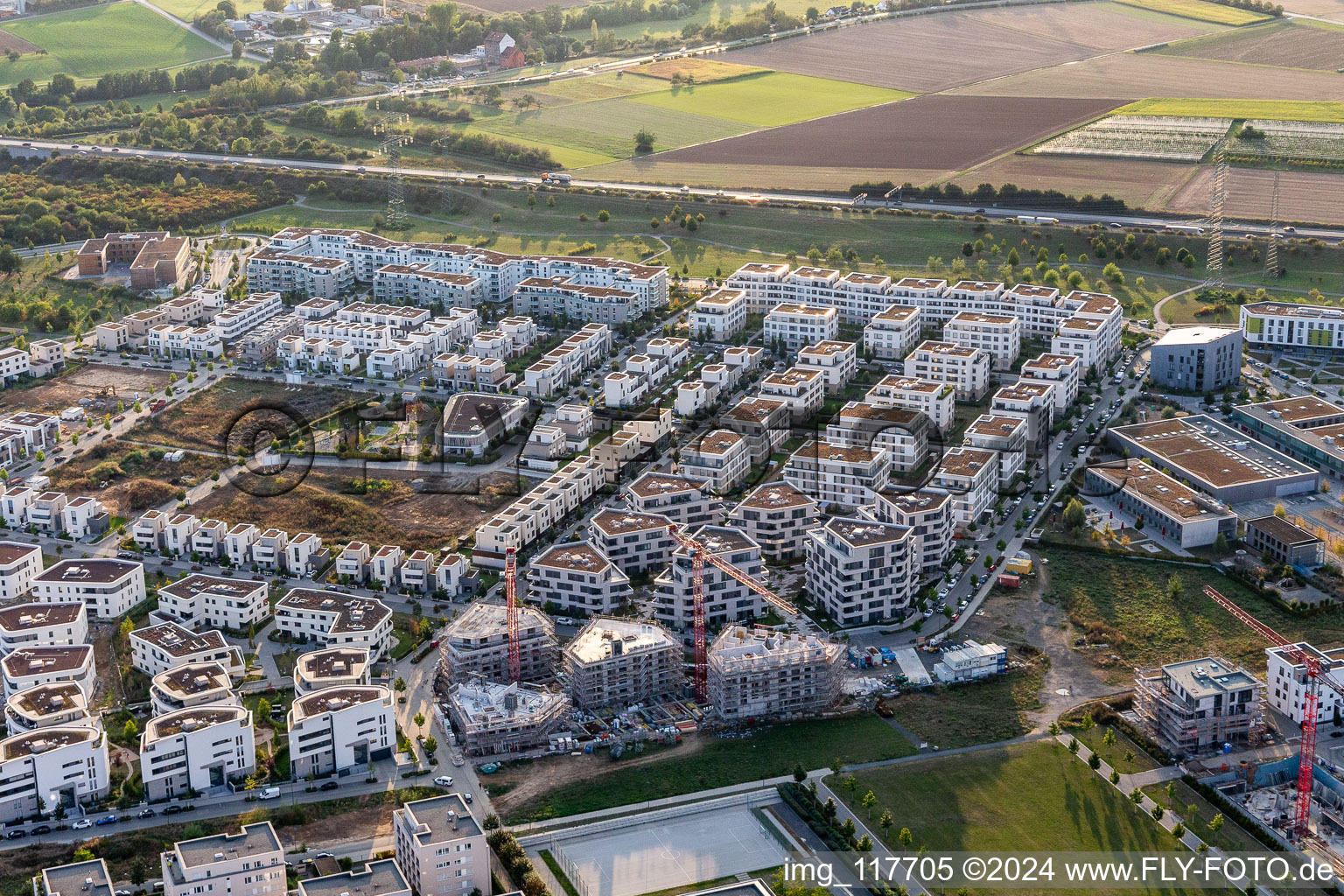 Vue oblique de Périphérie et périphérie des zones résidentielles Friedrich-Dessauer-Straße - Altenhöferallee - Johann-Georg-Elser-Straße - Rudolf-Schwarz-Platz à le quartier Kalbach-Riedberg in Frankfurt am Main dans le département Hesse, Allemagne