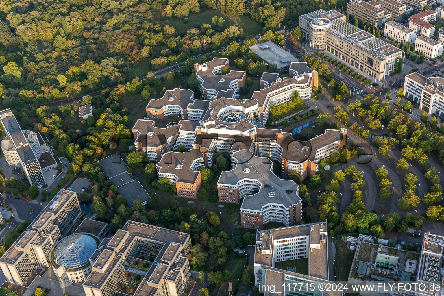 Vue aérienne de Bâtiment administratif de la société de la République fédérale d'Allemagne - Finanzagentur GmbH - également appelé Lurgihaus dans le quartier de Heddernheim à le quartier Niederursel in Frankfurt am Main dans le département Hesse, Allemagne